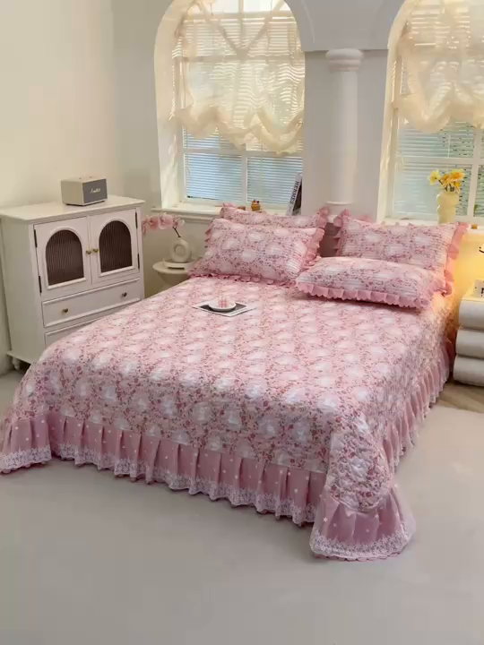 91家纺网 家纺一手货源 找家纺 彩亿家纺 2026春夏新品四季床盖泡芙棉双层纱蕾丝床裙加厚床单 小桃兔