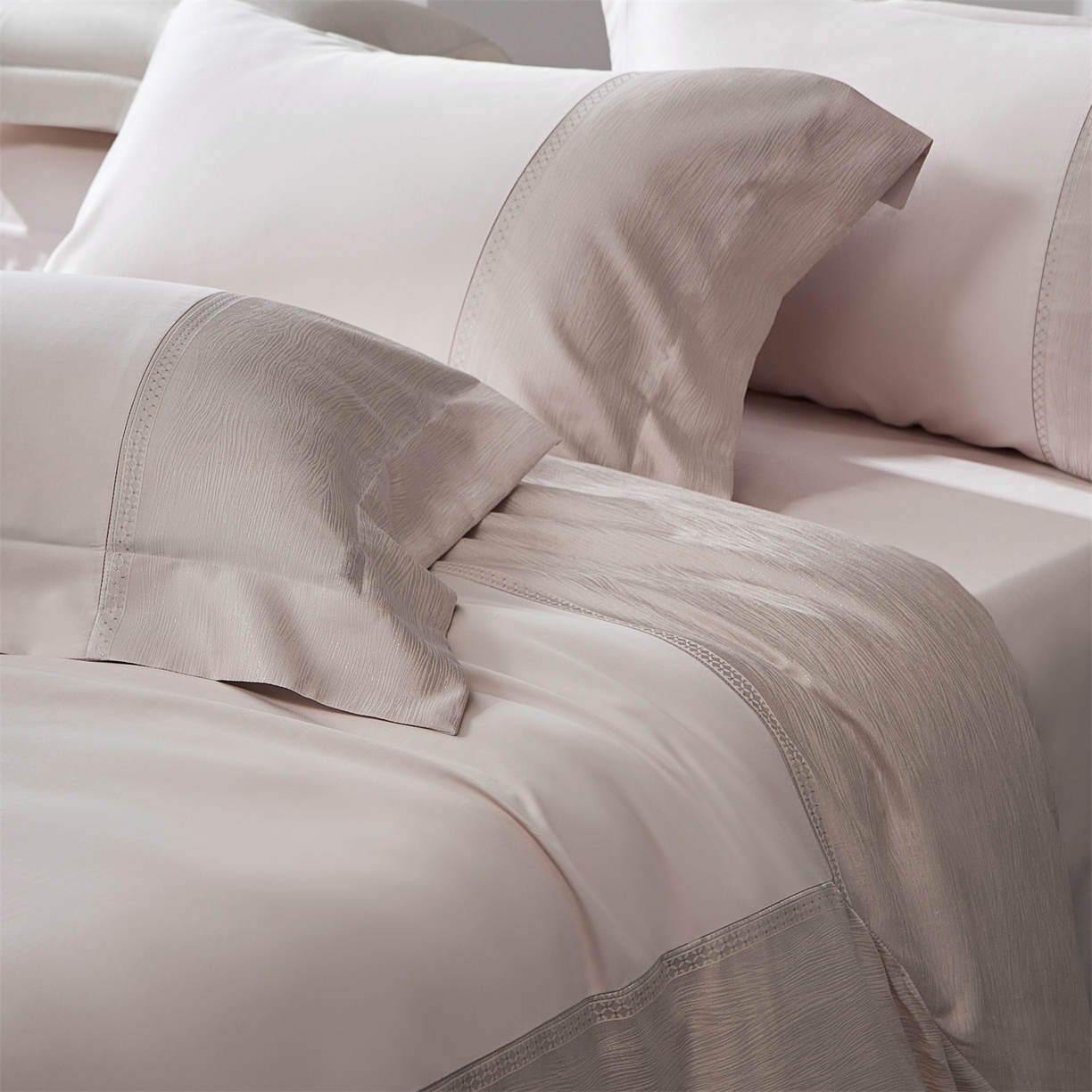 91家纺网 家纺一手货源 找家纺 馨蕊家居 2026春夏新款100S全棉纯棉高精密提花刺绣四件套-追光 追光-蔷薇粉