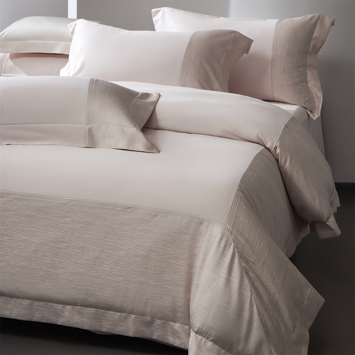 91家纺网 家纺一手货源 找家纺 馨蕊家居 2026春夏新款100S全棉纯棉高精密提花刺绣四件套-追光 追光-蔷薇粉