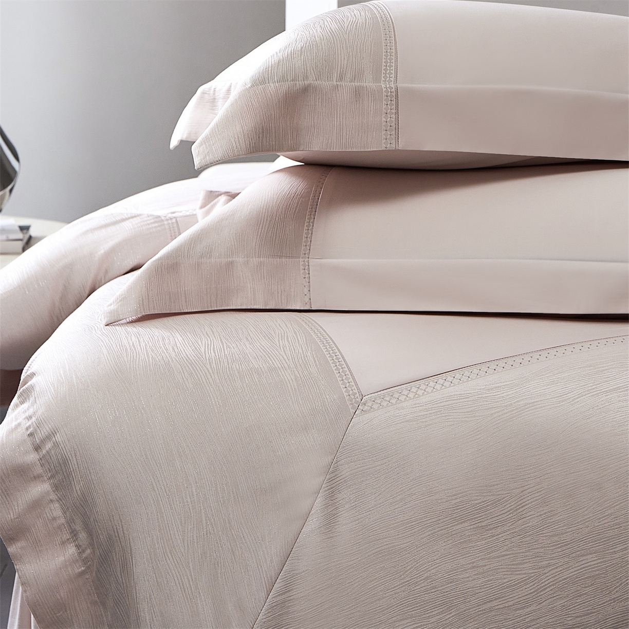 91家纺网 家纺一手货源 找家纺 馨蕊家居 2026春夏新款100S全棉纯棉高精密提花刺绣四件套-追光 追光-蔷薇粉