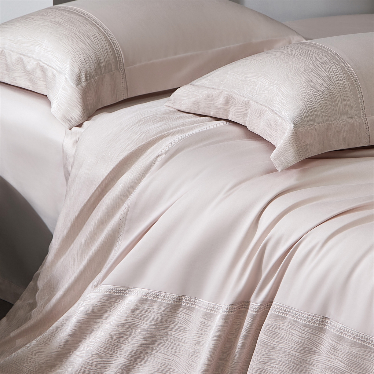 91家纺网 家纺一手货源 找家纺 馨蕊家居 2026春夏新款100S全棉纯棉高精密提花刺绣四件套-追光 追光-蔷薇粉