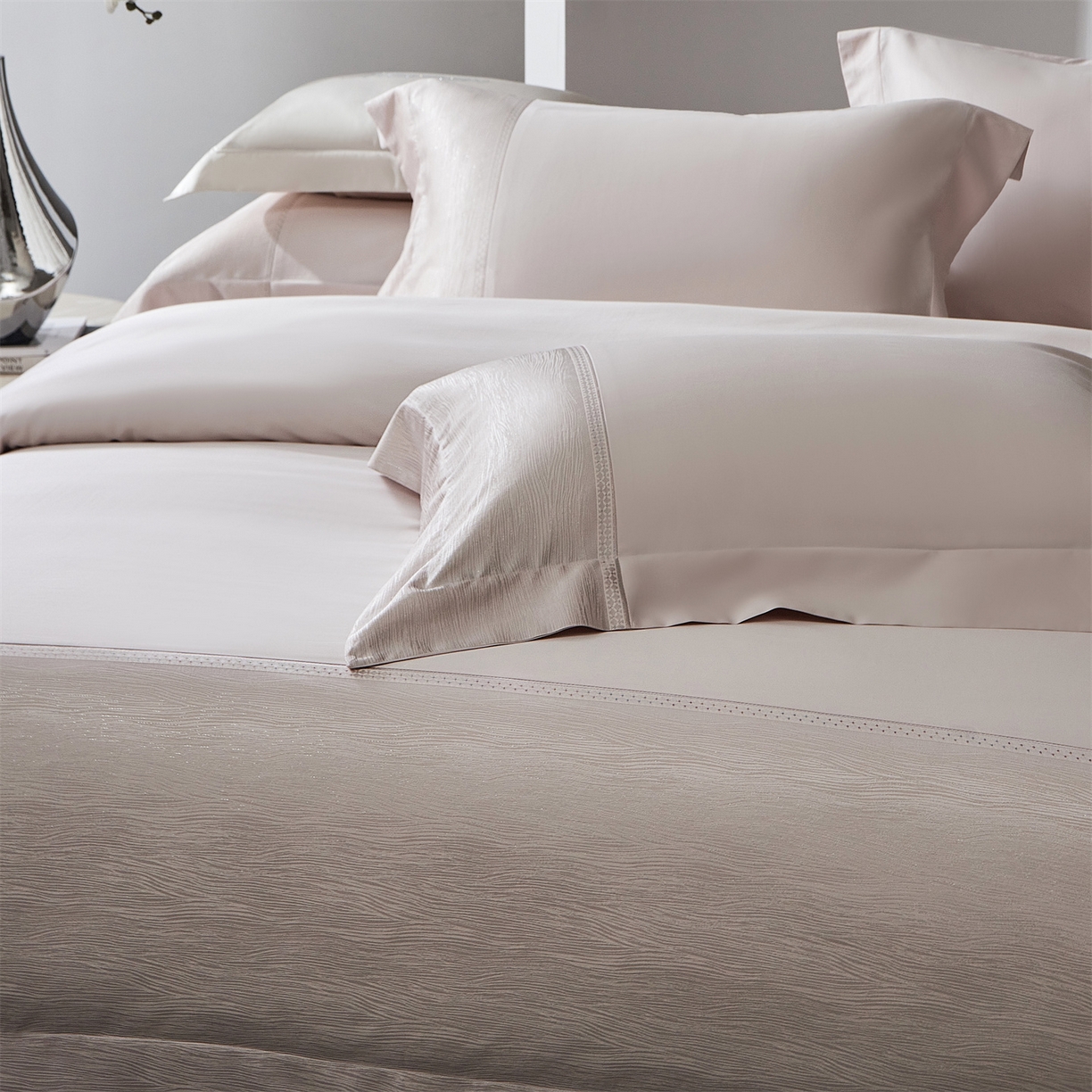 91家纺网 家纺一手货源 找家纺 馨蕊家居 2026春夏新款100S全棉纯棉高精密提花刺绣四件套-追光 追光-蔷薇粉