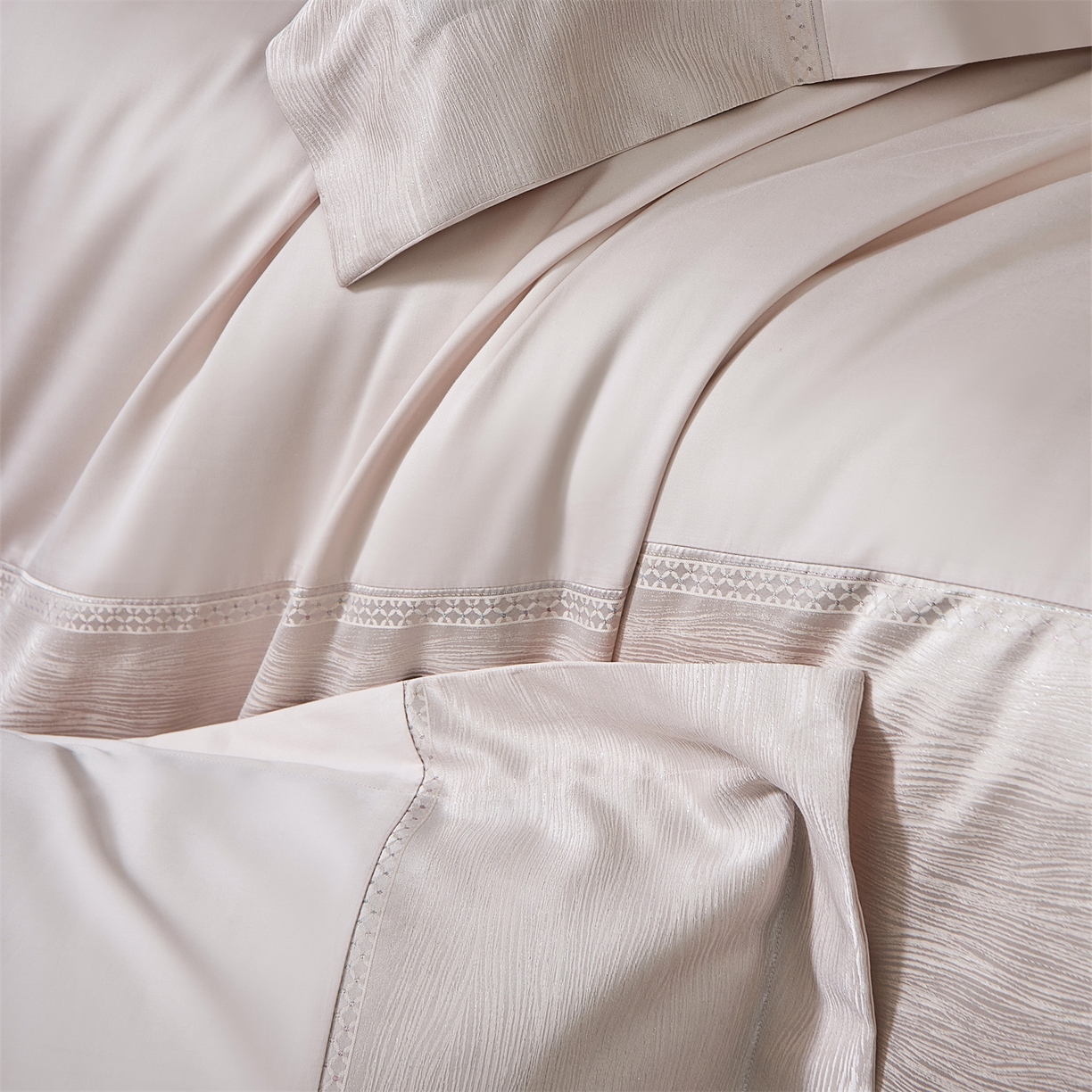 91家纺网 家纺一手货源 找家纺 馨蕊家居 2026春夏新款100S全棉纯棉高精密提花刺绣四件套-追光 追光-蔷薇粉