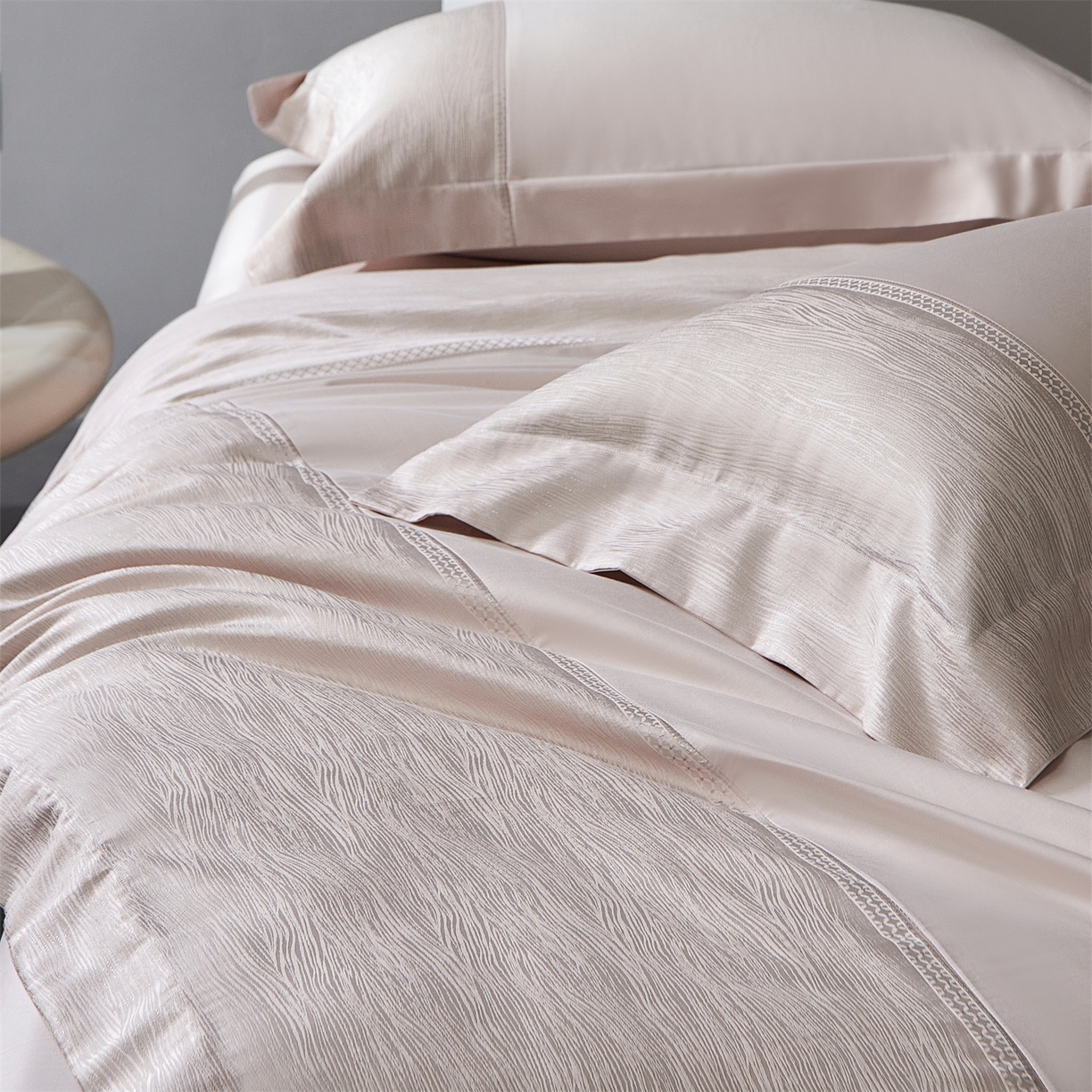 91家纺网 家纺一手货源 找家纺 馨蕊家居 2026春夏新款100S全棉纯棉高精密提花刺绣四件套-追光 追光-蔷薇粉