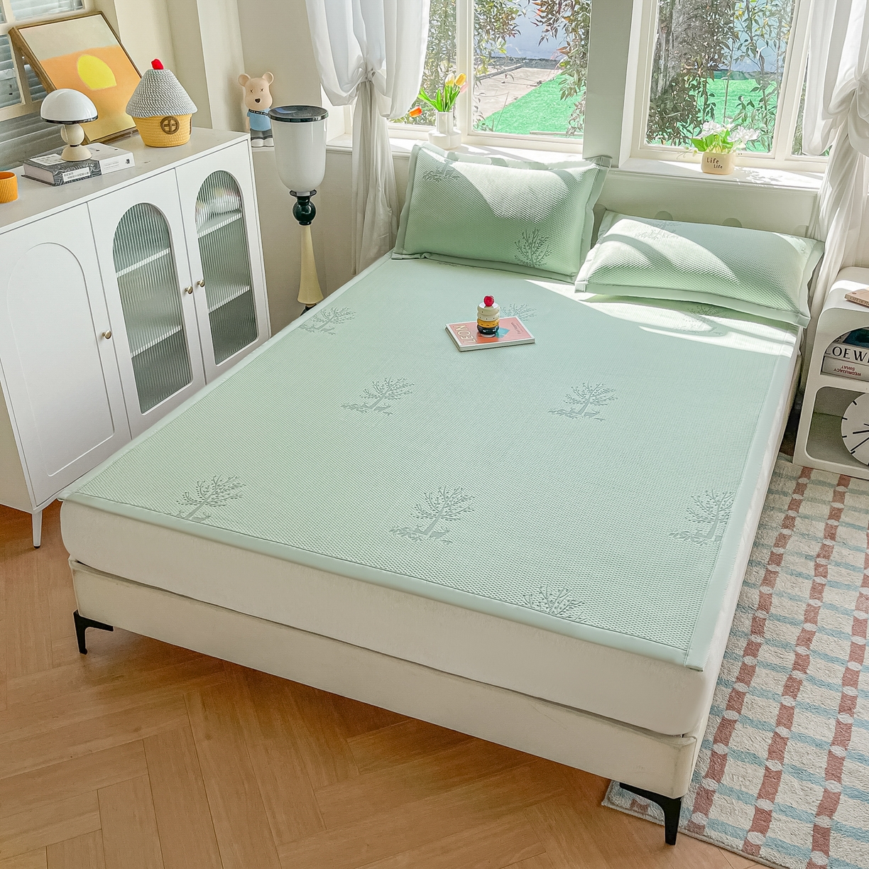 91家纺网 家纺一手货源 找家纺 梓之赫  2026新款凉感冰豆豆凉席平铺款复合三明治三件套-一鹿相随 一鹿相随-绿