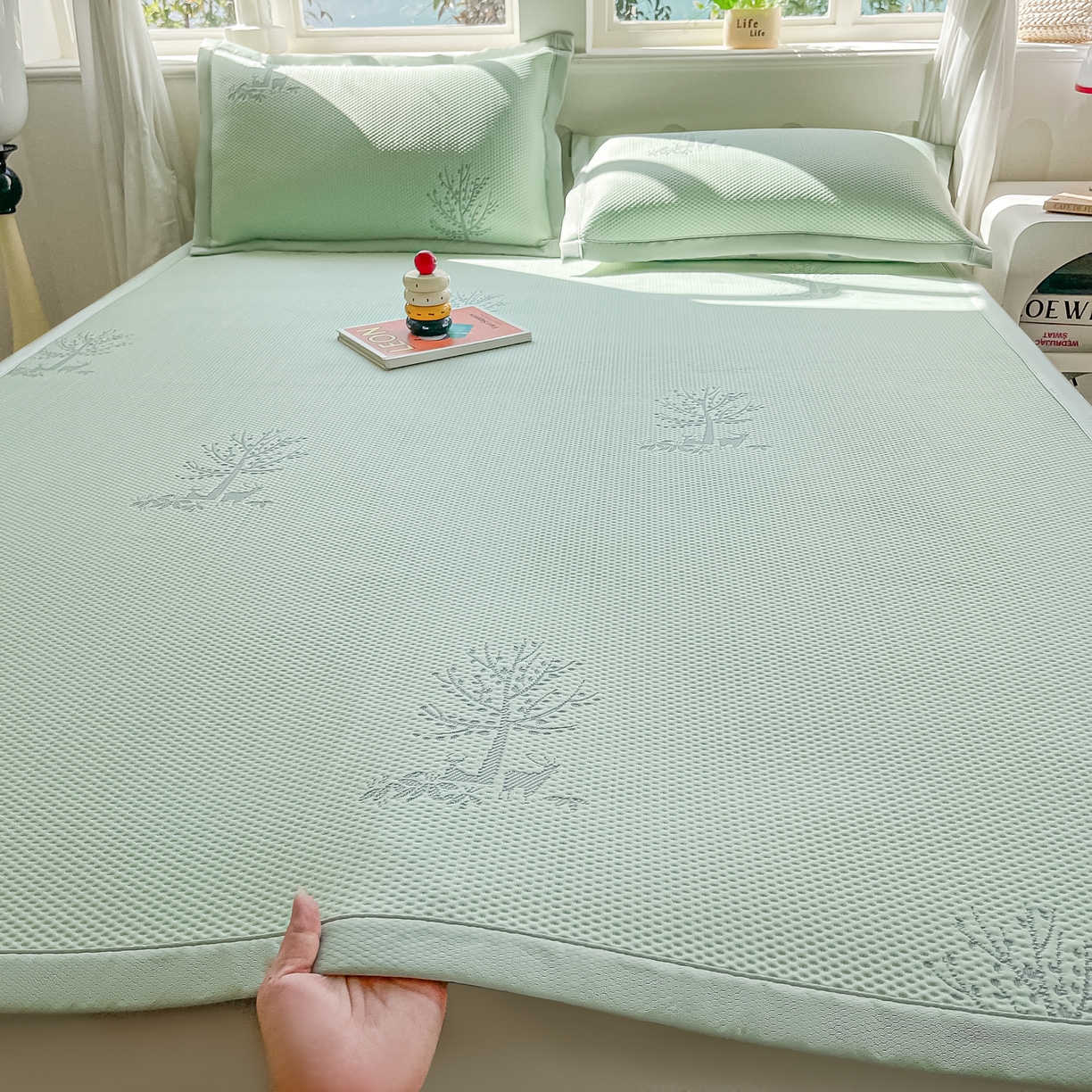 91家纺网 家纺一手货源 找家纺 梓之赫  2026新款凉感冰豆豆凉席平铺款复合三明治三件套-一鹿相随 一鹿相随-绿