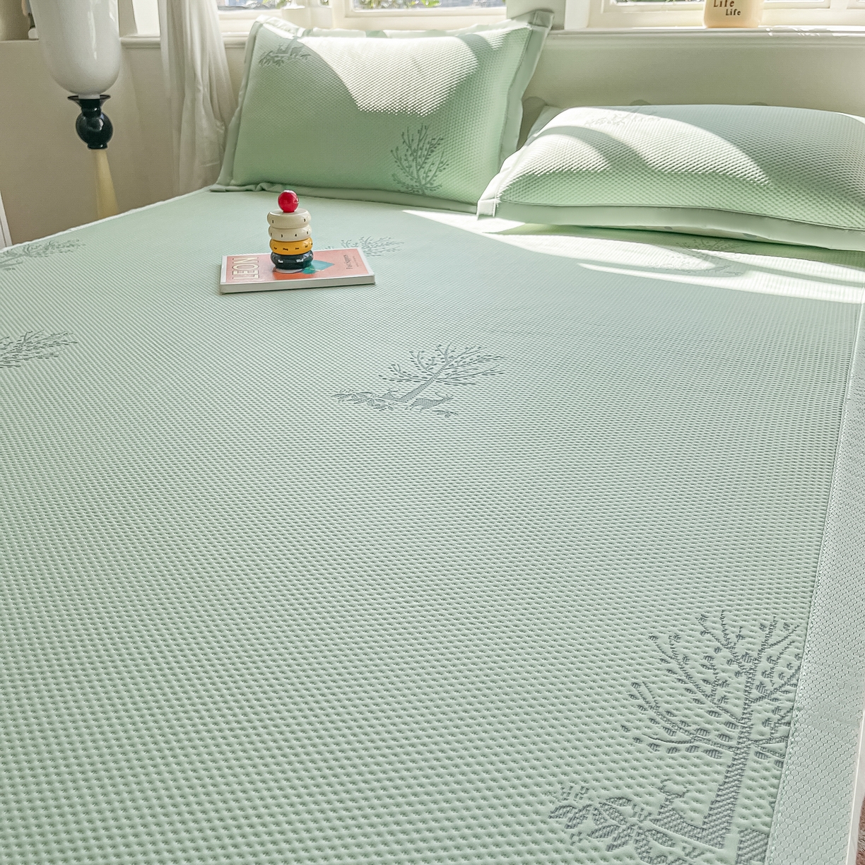 91家纺网 家纺一手货源 找家纺 梓之赫  2026新款凉感冰豆豆凉席平铺款复合三明治三件套-一鹿相随 一鹿相随-绿