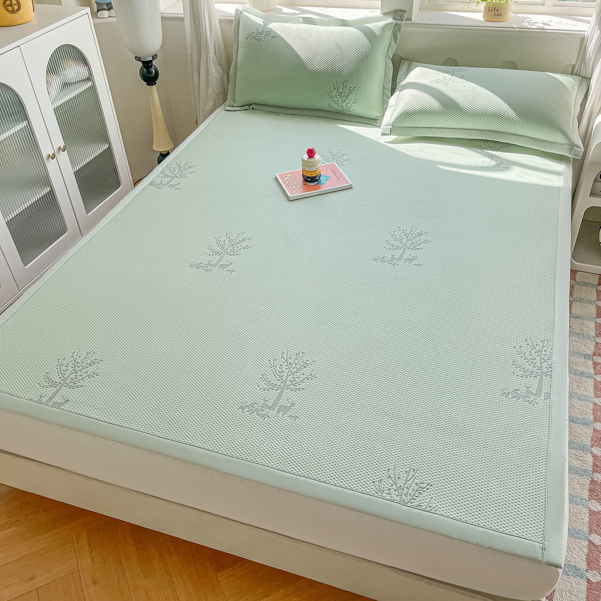 91家纺网 家纺一手货源 找家纺 梓之赫  2026新款凉感冰豆豆凉席平铺款复合三明治三件套-一鹿相随 一鹿相随-绿