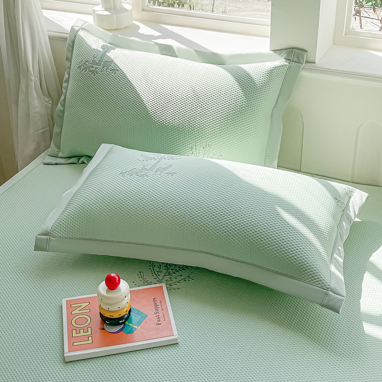 91家纺网 家纺一手货源 找家纺 梓之赫  2026新款凉感冰豆豆凉席平铺款复合三明治三件套-一鹿相随 一鹿相随-绿