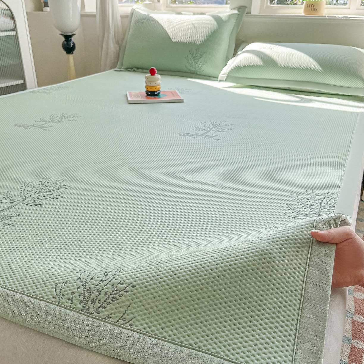 91家纺网 家纺一手货源 找家纺 梓之赫  2026新款凉感冰豆豆凉席平铺款复合三明治三件套-一鹿相随 一鹿相随-绿