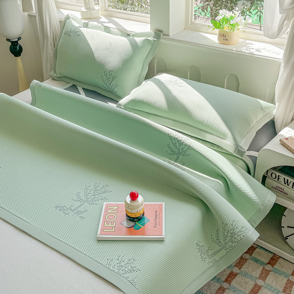 91家纺网 家纺一手货源 找家纺 梓之赫  2026新款凉感冰豆豆凉席平铺款复合三明治三件套-一鹿相随 一鹿相随-绿