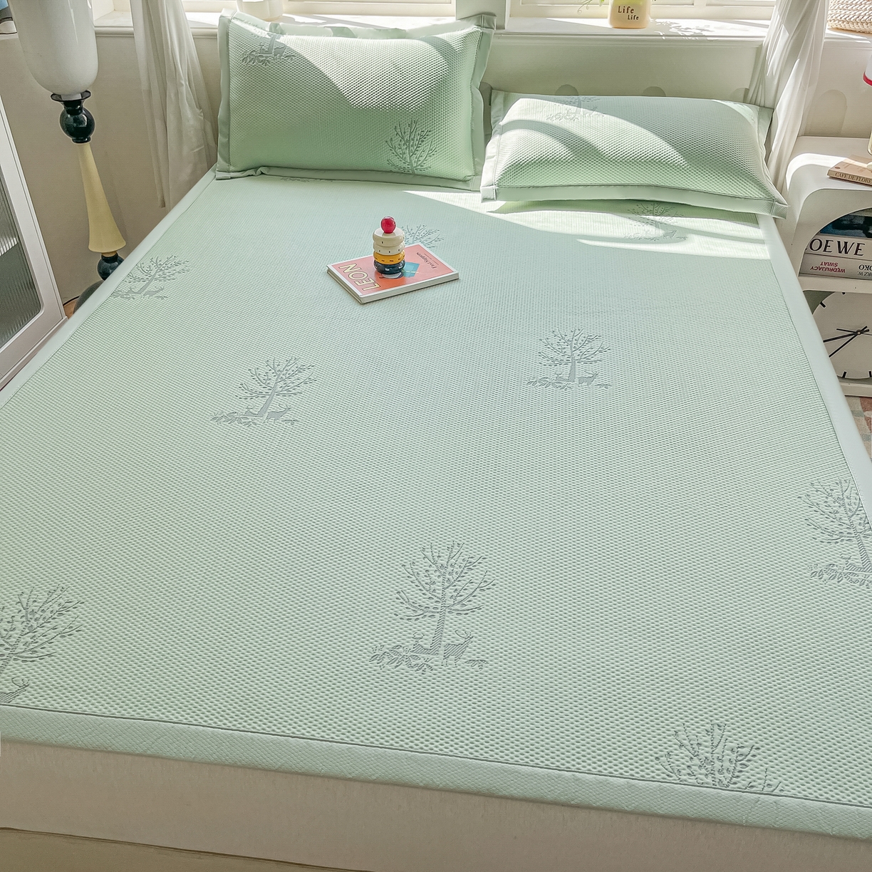 91家纺网 家纺一手货源 找家纺 梓之赫  2026新款凉感冰豆豆凉席平铺款复合三明治三件套-一鹿相随 一鹿相随-绿