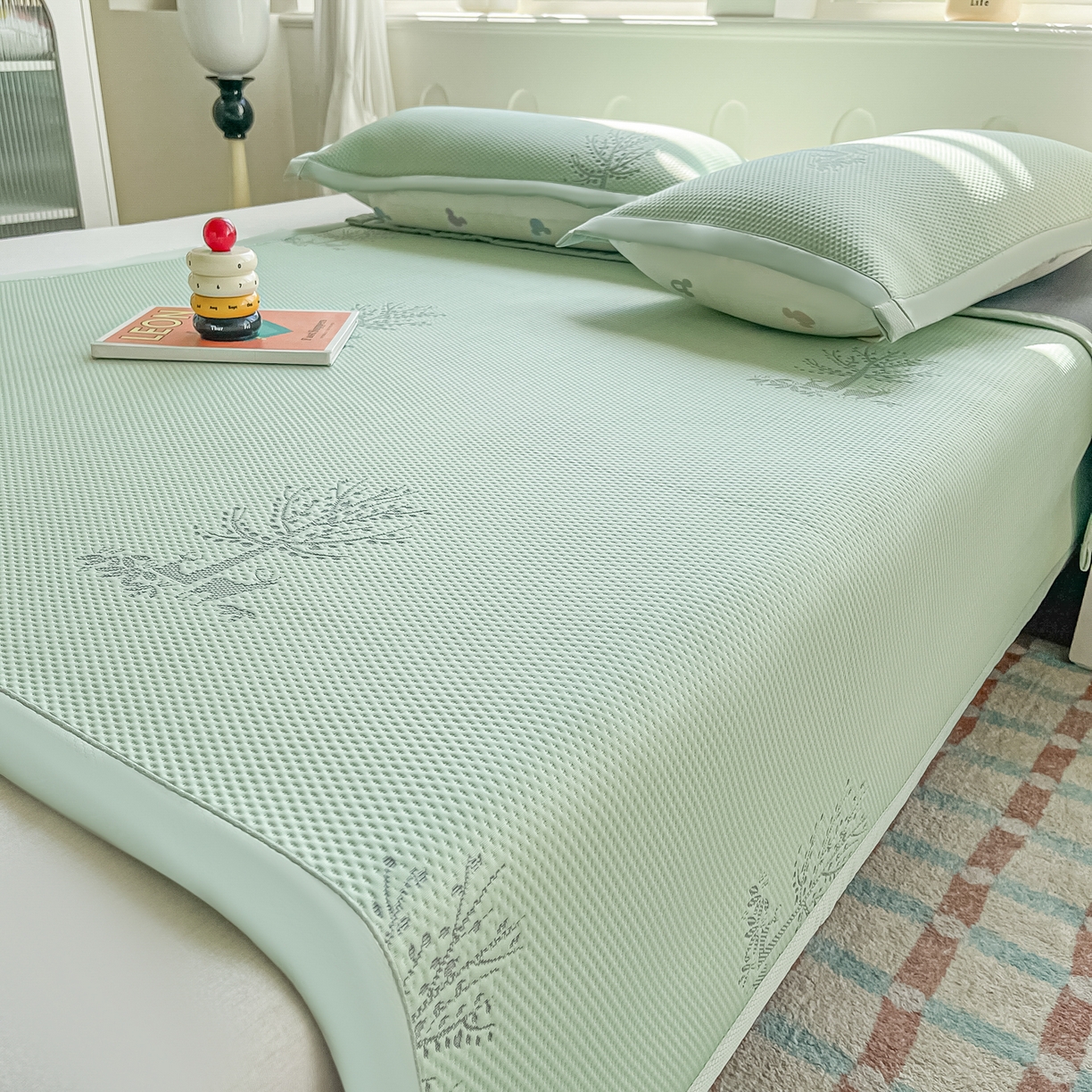 91家纺网 家纺一手货源 找家纺 梓之赫  2026新款凉感冰豆豆凉席平铺款复合三明治三件套-一鹿相随 一鹿相随-绿