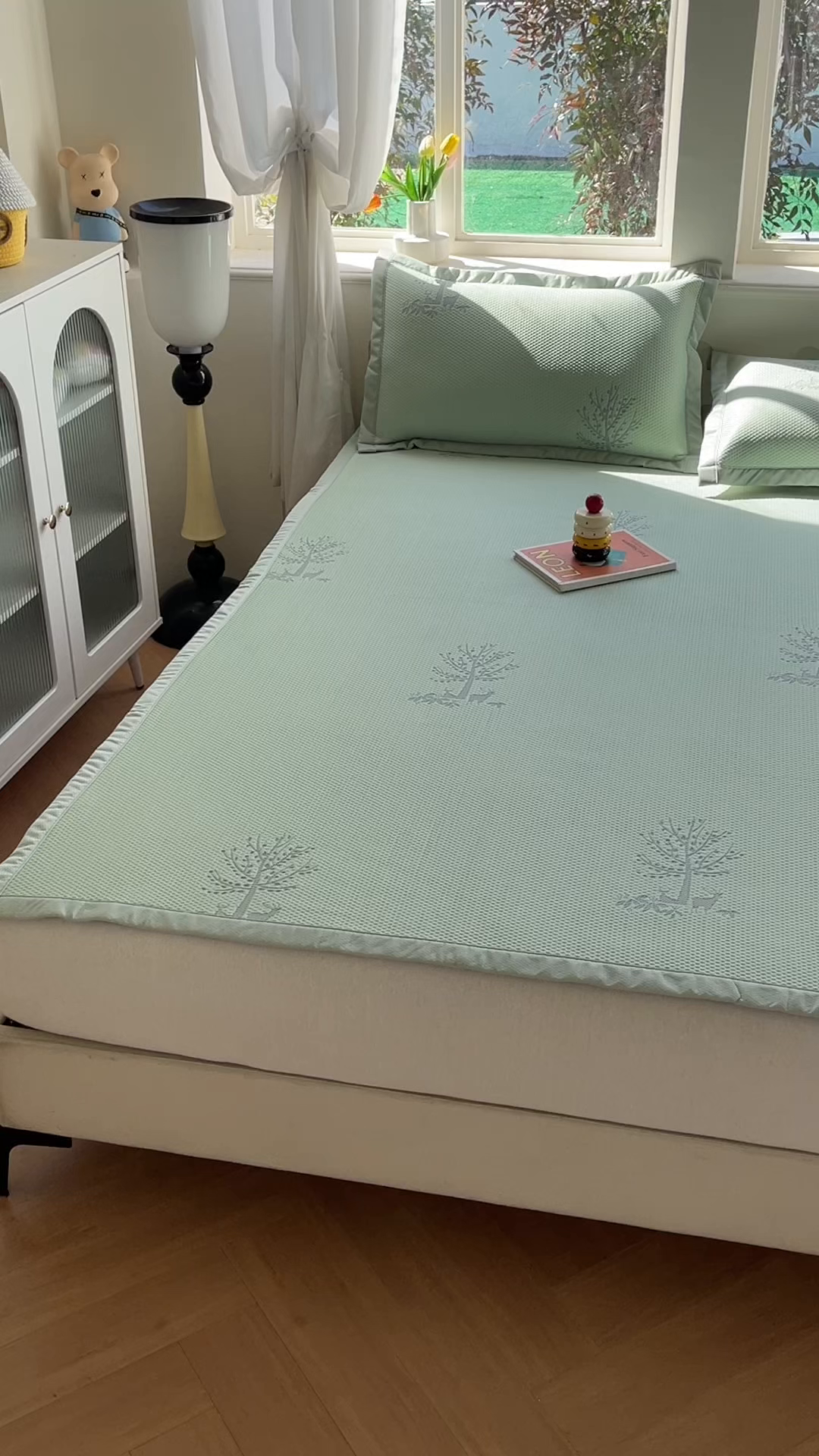 91家纺网 家纺一手货源 找家纺 梓之赫  2026新款凉感冰豆豆凉席平铺款复合三明治三件套-一鹿相随 一鹿相随-绿