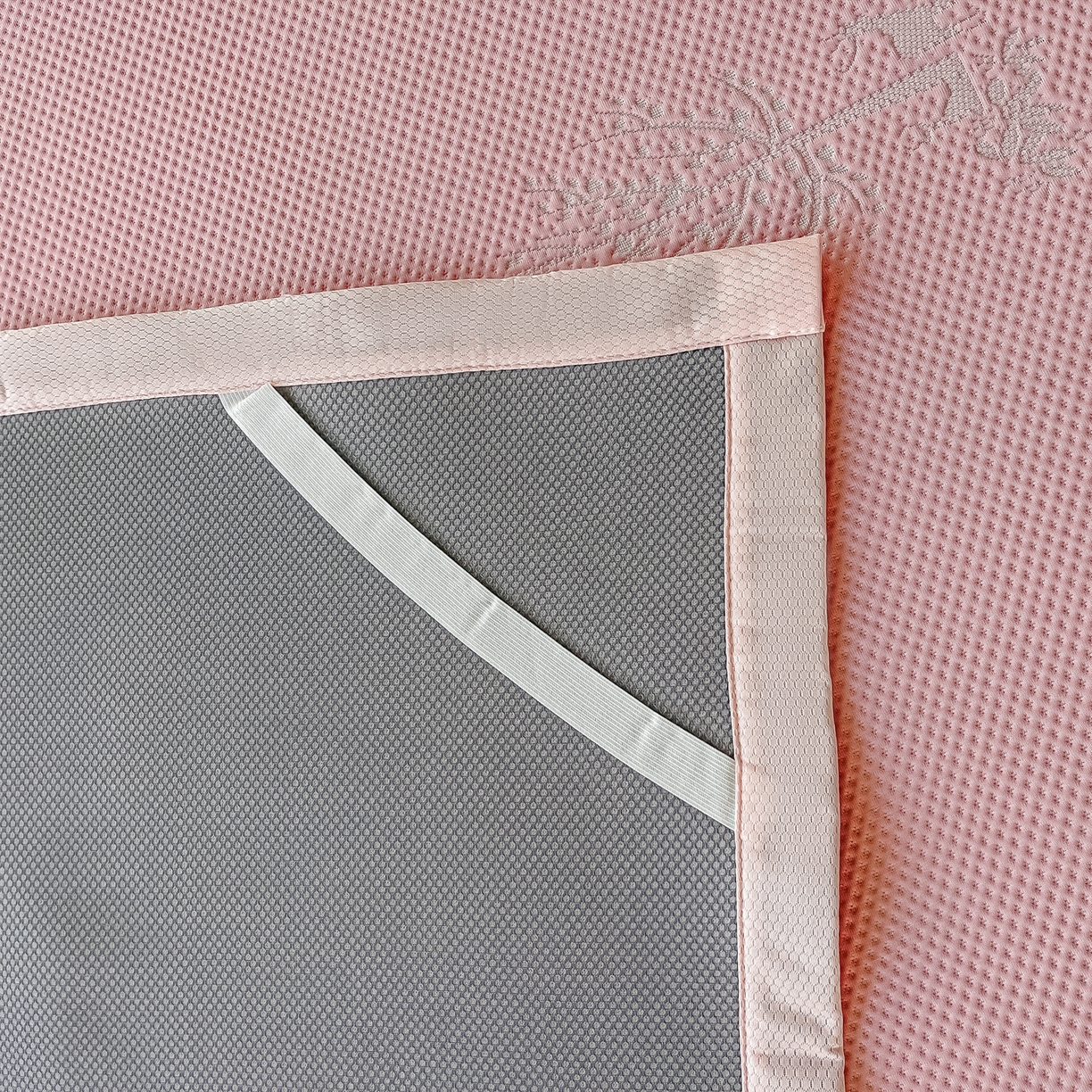 91家纺网 家纺一手货源 找家纺 梓之赫  2026新款凉感冰豆豆凉席平铺款复合三明治三件套-一鹿相随 一鹿相随-粉