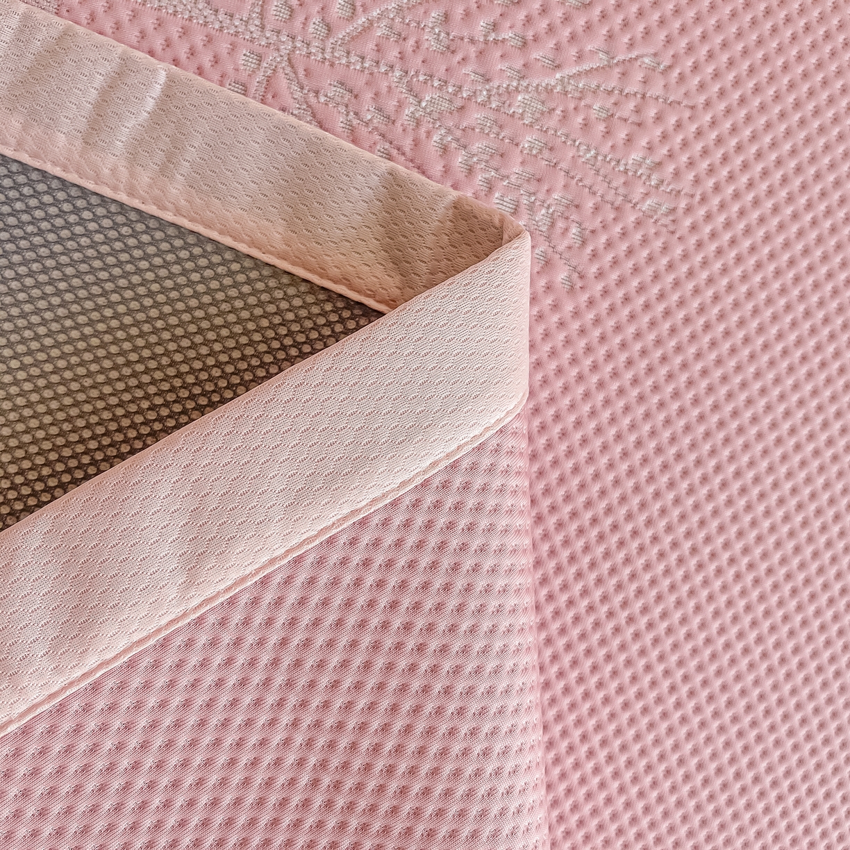 91家纺网 家纺一手货源 找家纺 梓之赫  2026新款凉感冰豆豆凉席平铺款复合三明治三件套-一鹿相随 一鹿相随-粉