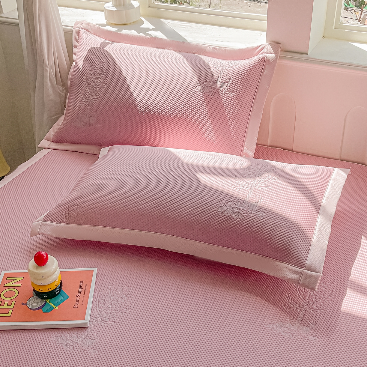 91家纺网 家纺一手货源 找家纺 梓之赫  2026新款凉感冰豆豆凉席平铺款复合三明治三件套-一鹿相随 一鹿相随-粉