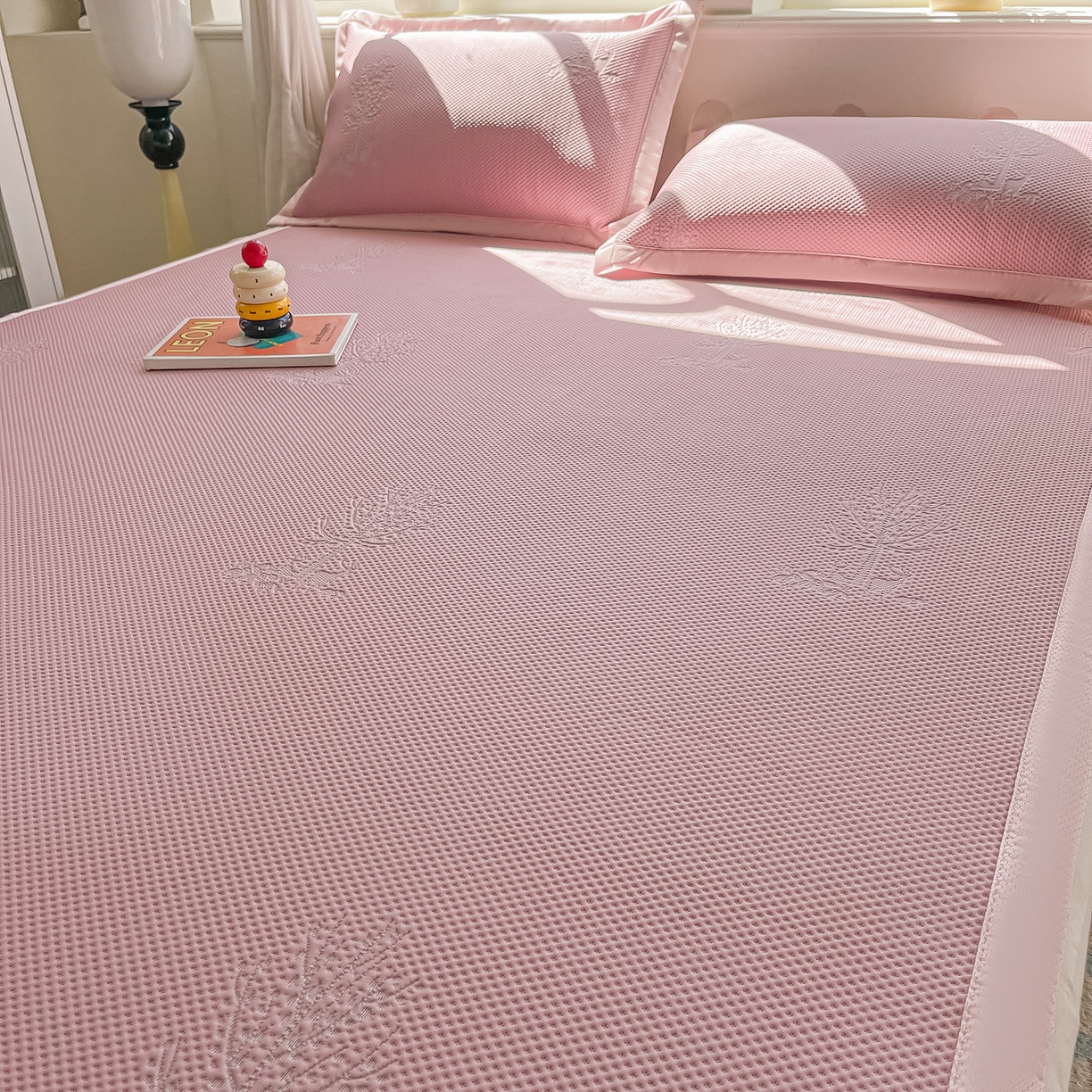 91家纺网 家纺一手货源 找家纺 梓之赫  2026新款凉感冰豆豆凉席平铺款复合三明治三件套-一鹿相随 一鹿相随-粉