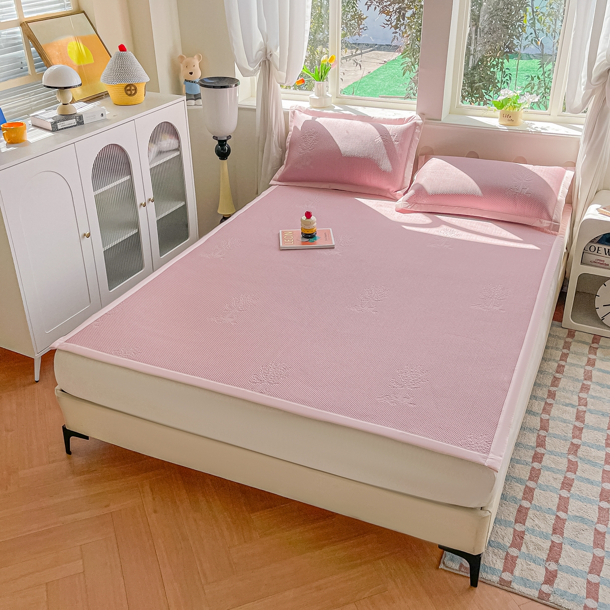 91家纺网 家纺一手货源 找家纺 梓之赫  2026新款凉感冰豆豆凉席平铺款复合三明治三件套-一鹿相随 一鹿相随-粉