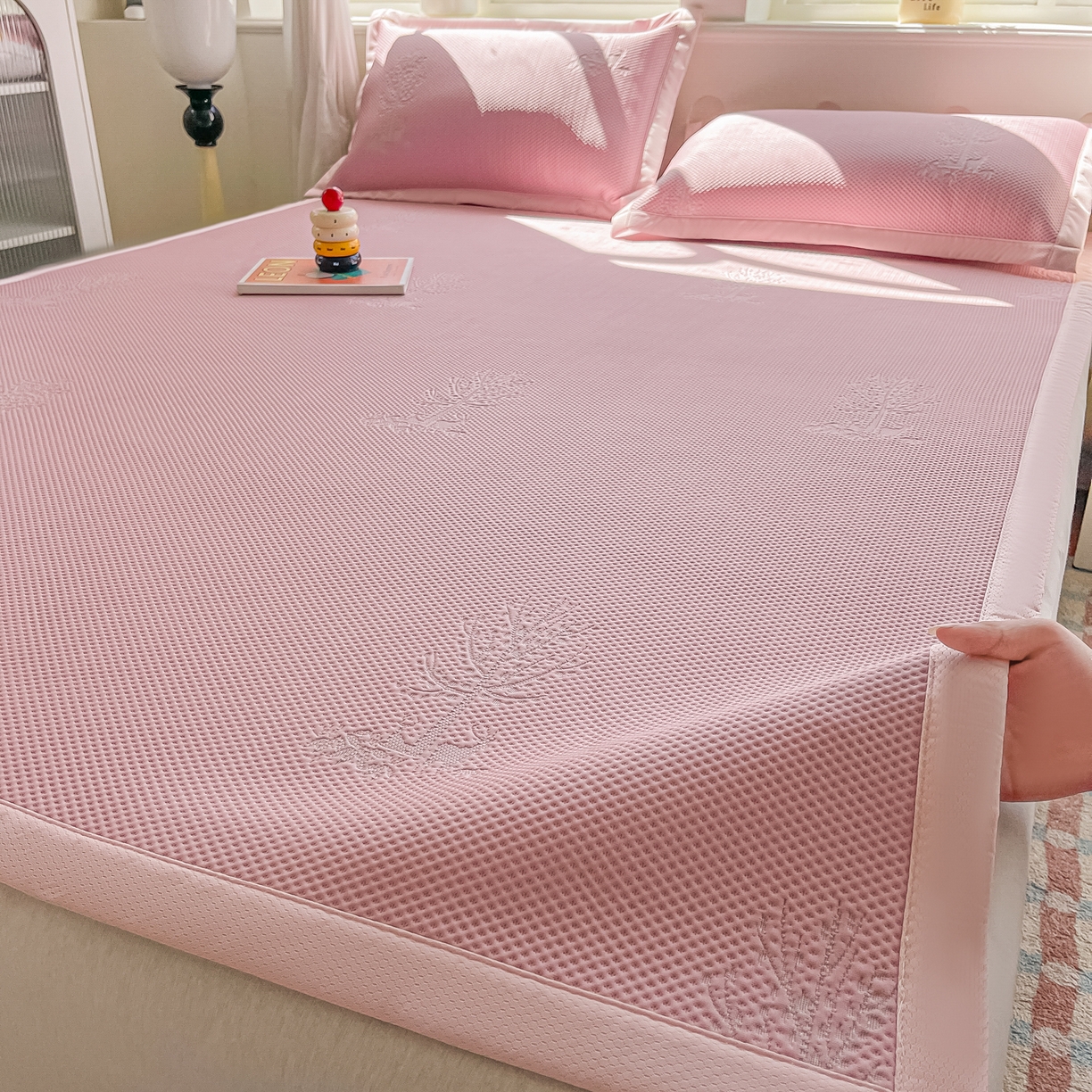 91家纺网 家纺一手货源 找家纺 梓之赫  2026新款凉感冰豆豆凉席平铺款复合三明治三件套-一鹿相随 一鹿相随-粉