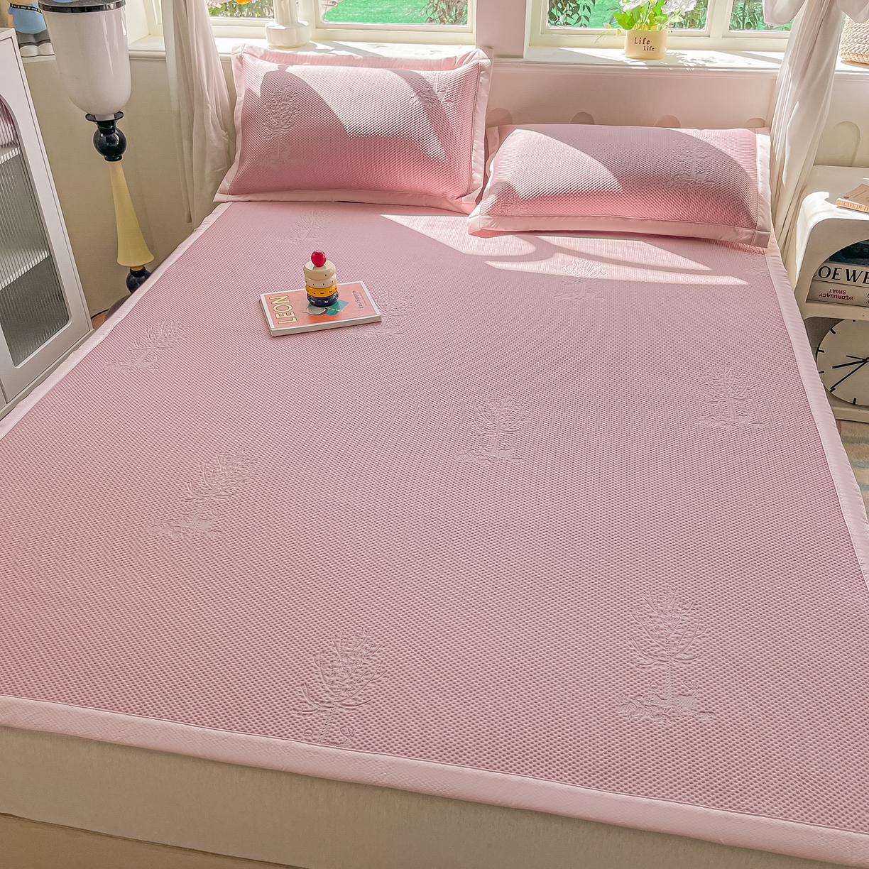 91家纺网 家纺一手货源 找家纺 梓之赫  2026新款凉感冰豆豆凉席平铺款复合三明治三件套-一鹿相随 一鹿相随-粉