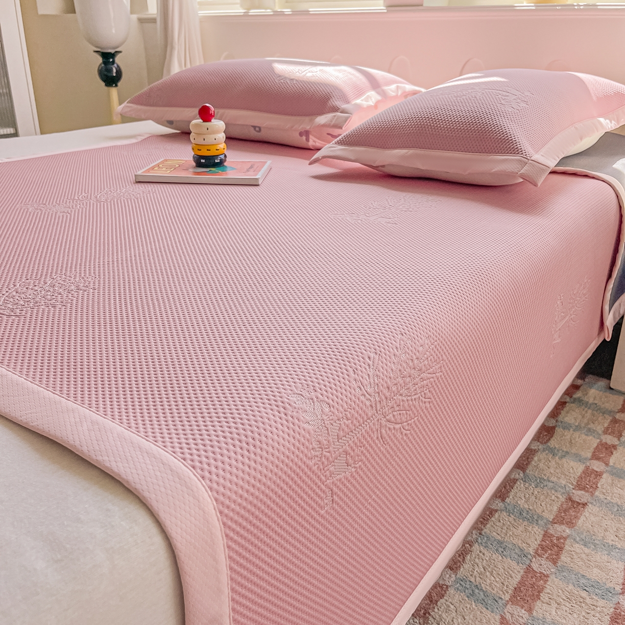 91家纺网 家纺一手货源 找家纺 梓之赫  2026新款凉感冰豆豆凉席平铺款复合三明治三件套-一鹿相随 一鹿相随-粉