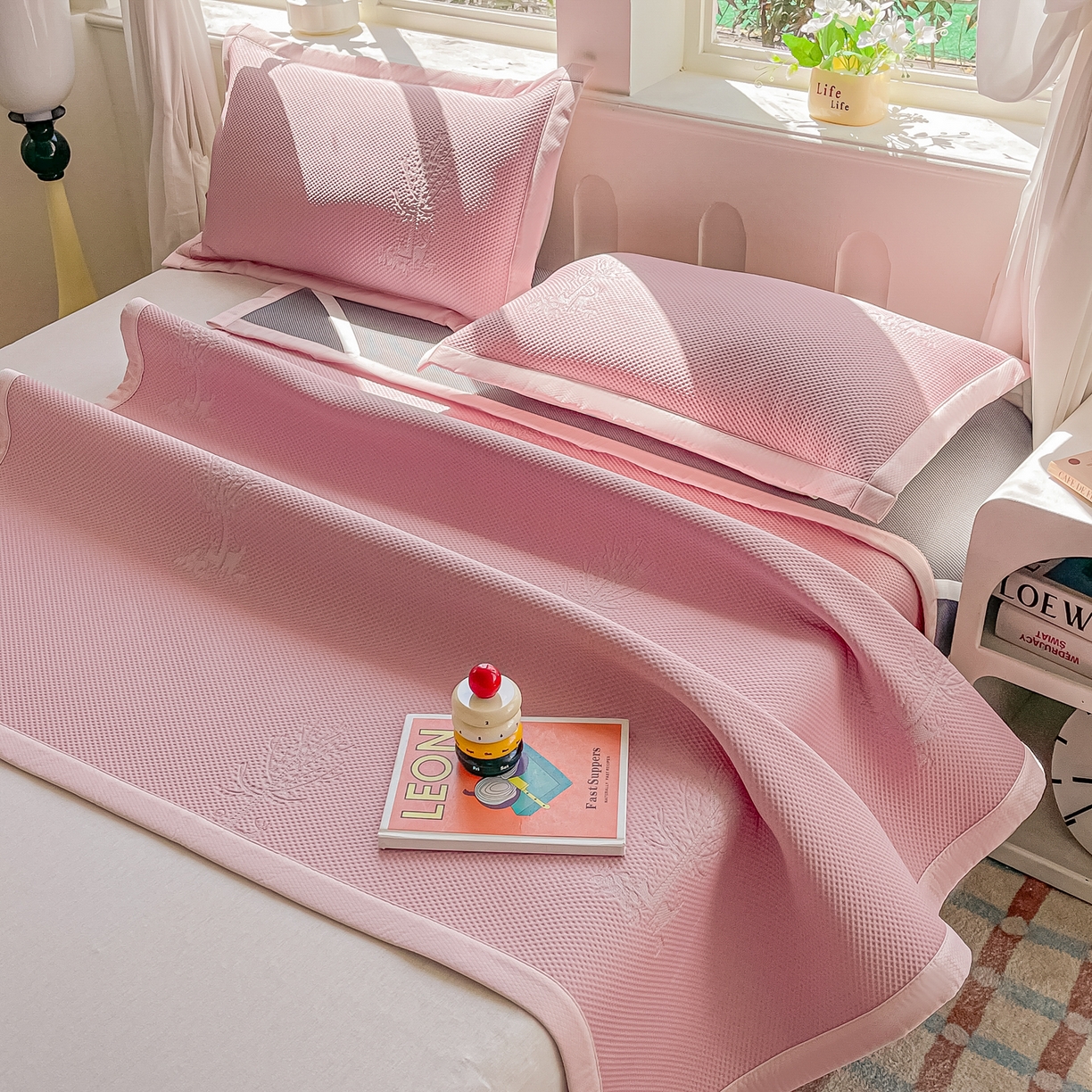 91家纺网 家纺一手货源 找家纺 梓之赫  2026新款凉感冰豆豆凉席平铺款复合三明治三件套-一鹿相随 一鹿相随-粉