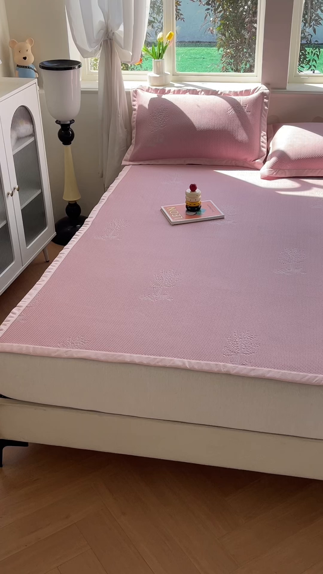 91家纺网 家纺一手货源 找家纺 梓之赫  2026新款凉感冰豆豆凉席平铺款复合三明治三件套-一鹿相随 一鹿相随-粉