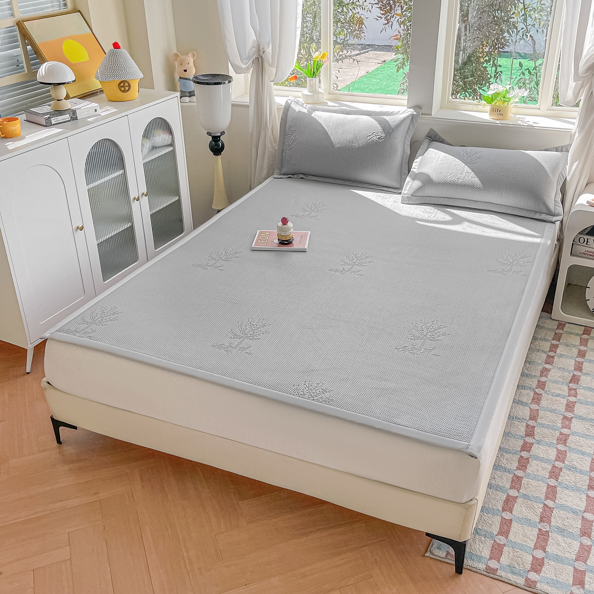 91家纺网 家纺一手货源 找家纺 梓之赫  2026新款凉感冰豆豆凉席平铺款复合三明治三件套-一鹿相随 一鹿相随-灰