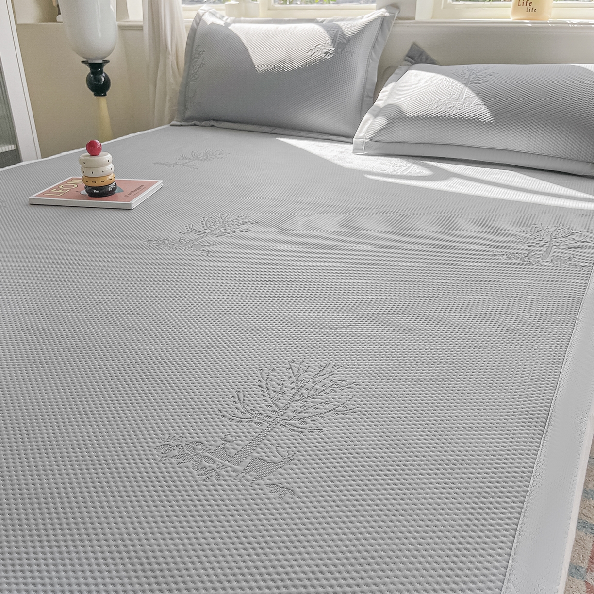 91家纺网 家纺一手货源 找家纺 梓之赫  2026新款凉感冰豆豆凉席平铺款复合三明治三件套-一鹿相随 一鹿相随-灰