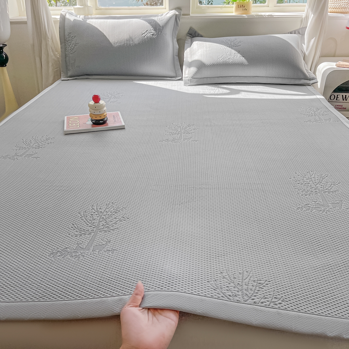 91家纺网 家纺一手货源 找家纺 梓之赫  2026新款凉感冰豆豆凉席平铺款复合三明治三件套-一鹿相随 一鹿相随-灰