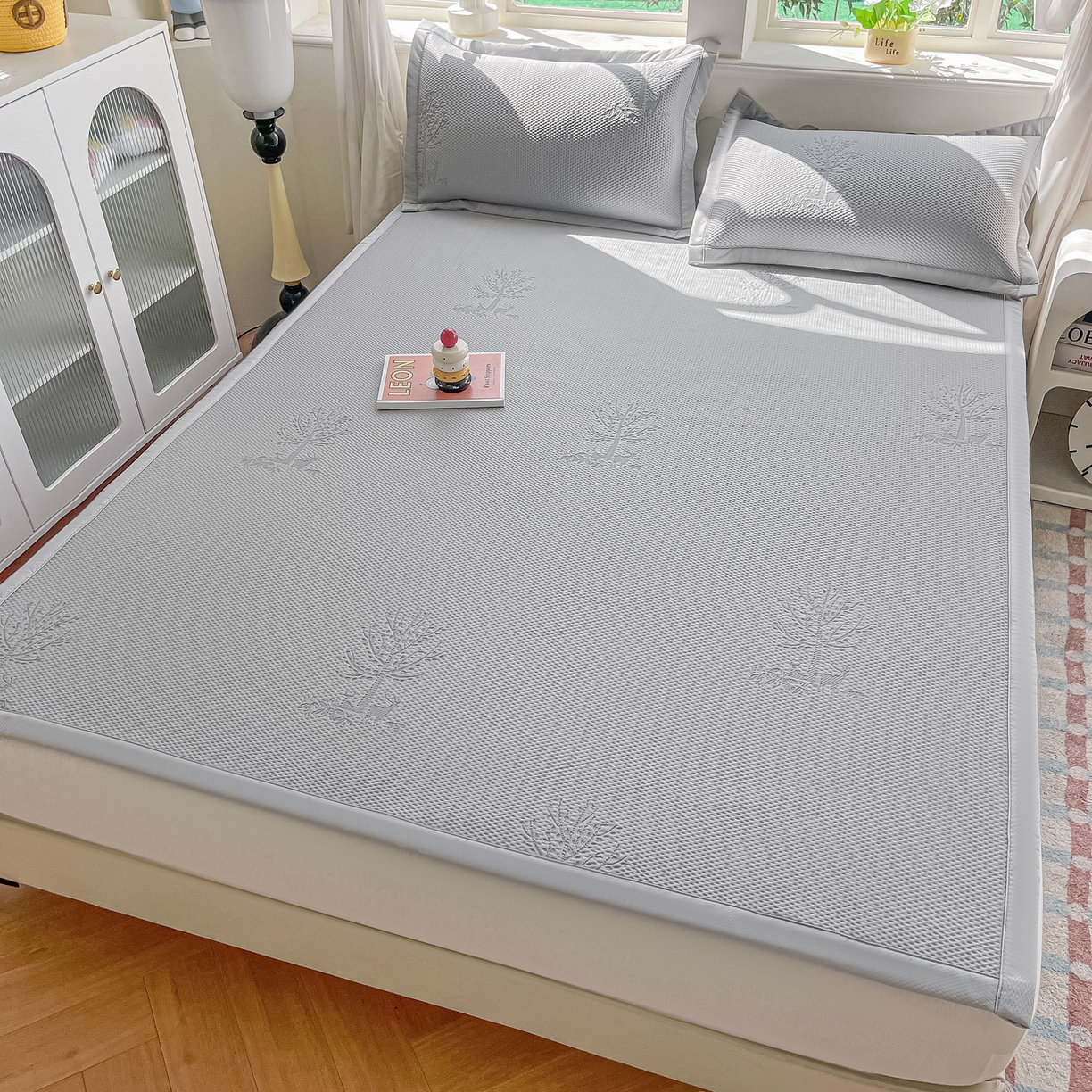 91家纺网 家纺一手货源 找家纺 梓之赫  2026新款凉感冰豆豆凉席平铺款复合三明治三件套-一鹿相随 一鹿相随-灰