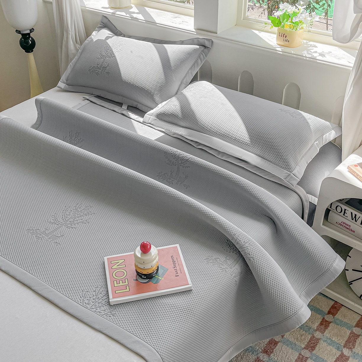 91家纺网 家纺一手货源 找家纺 梓之赫  2026新款凉感冰豆豆凉席平铺款复合三明治三件套-一鹿相随 一鹿相随-灰