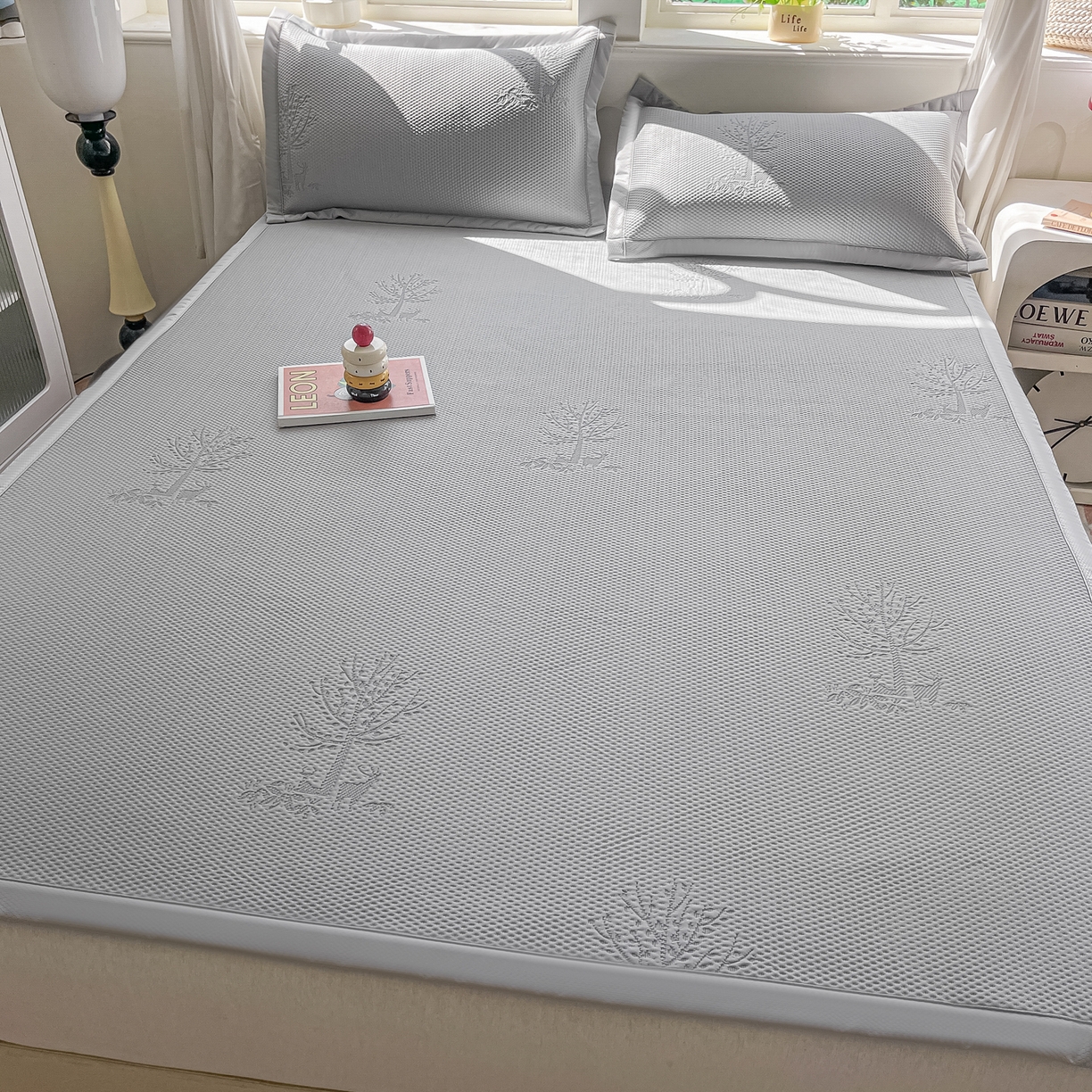 91家纺网 家纺一手货源 找家纺 梓之赫  2026新款凉感冰豆豆凉席平铺款复合三明治三件套-一鹿相随 一鹿相随-灰