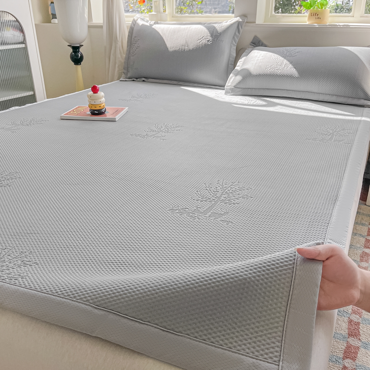 91家纺网 家纺一手货源 找家纺 梓之赫  2026新款凉感冰豆豆凉席平铺款复合三明治三件套-一鹿相随 一鹿相随-灰