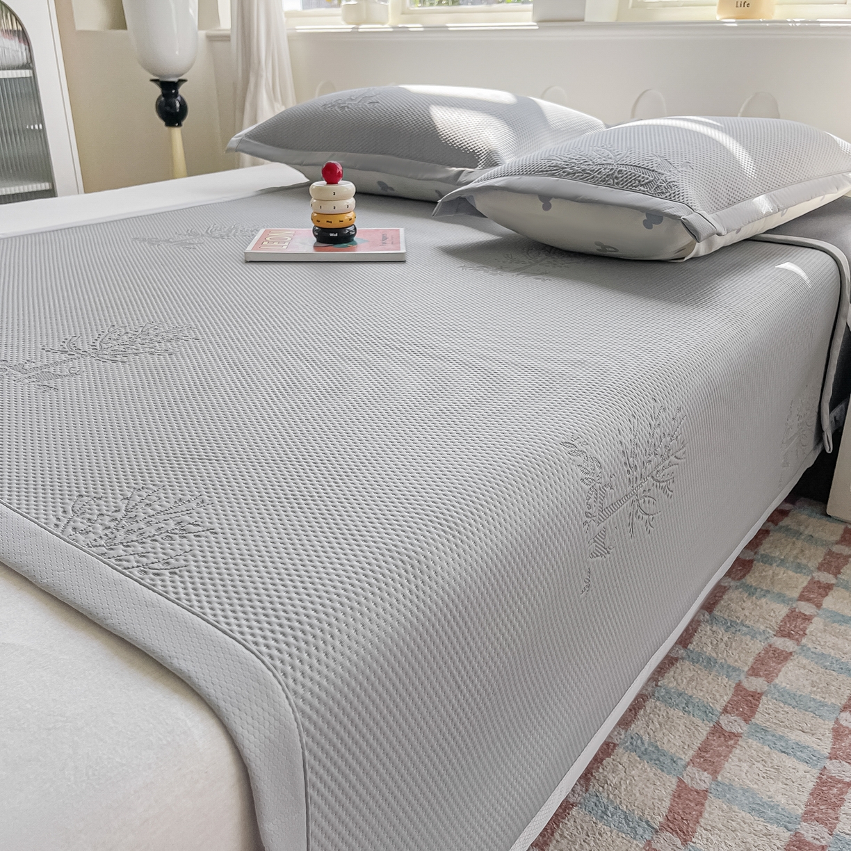 91家纺网 家纺一手货源 找家纺 梓之赫  2026新款凉感冰豆豆凉席平铺款复合三明治三件套-一鹿相随 一鹿相随-灰