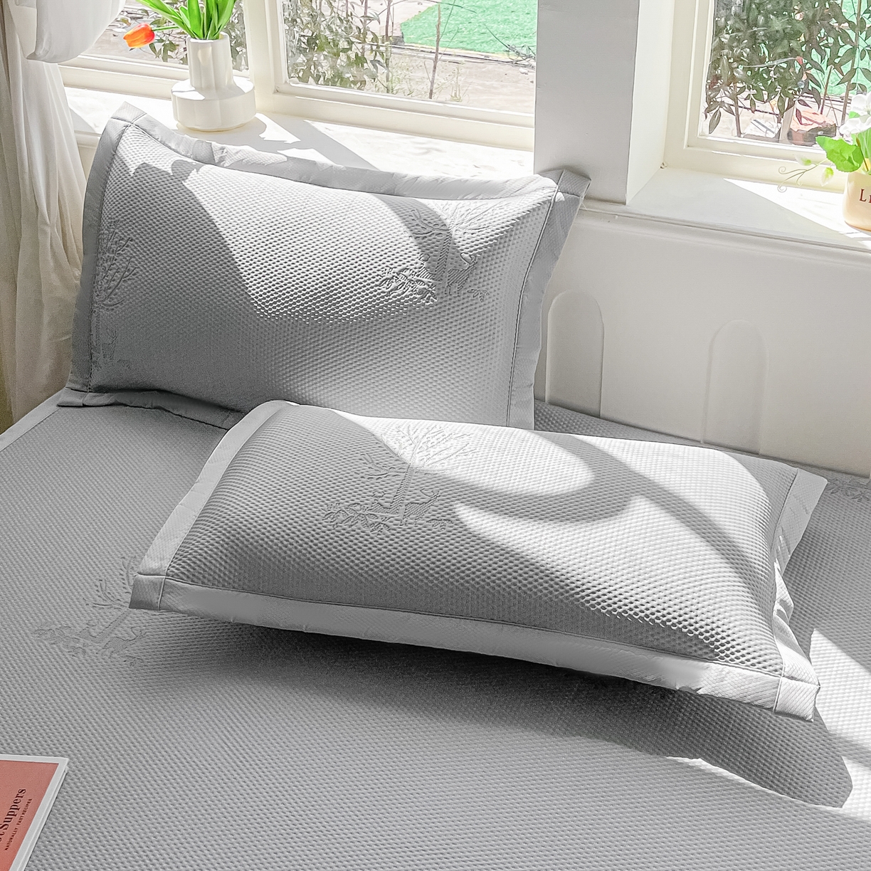 91家纺网 家纺一手货源 找家纺 梓之赫  2026新款凉感冰豆豆凉席平铺款复合三明治三件套-一鹿相随 一鹿相随-灰