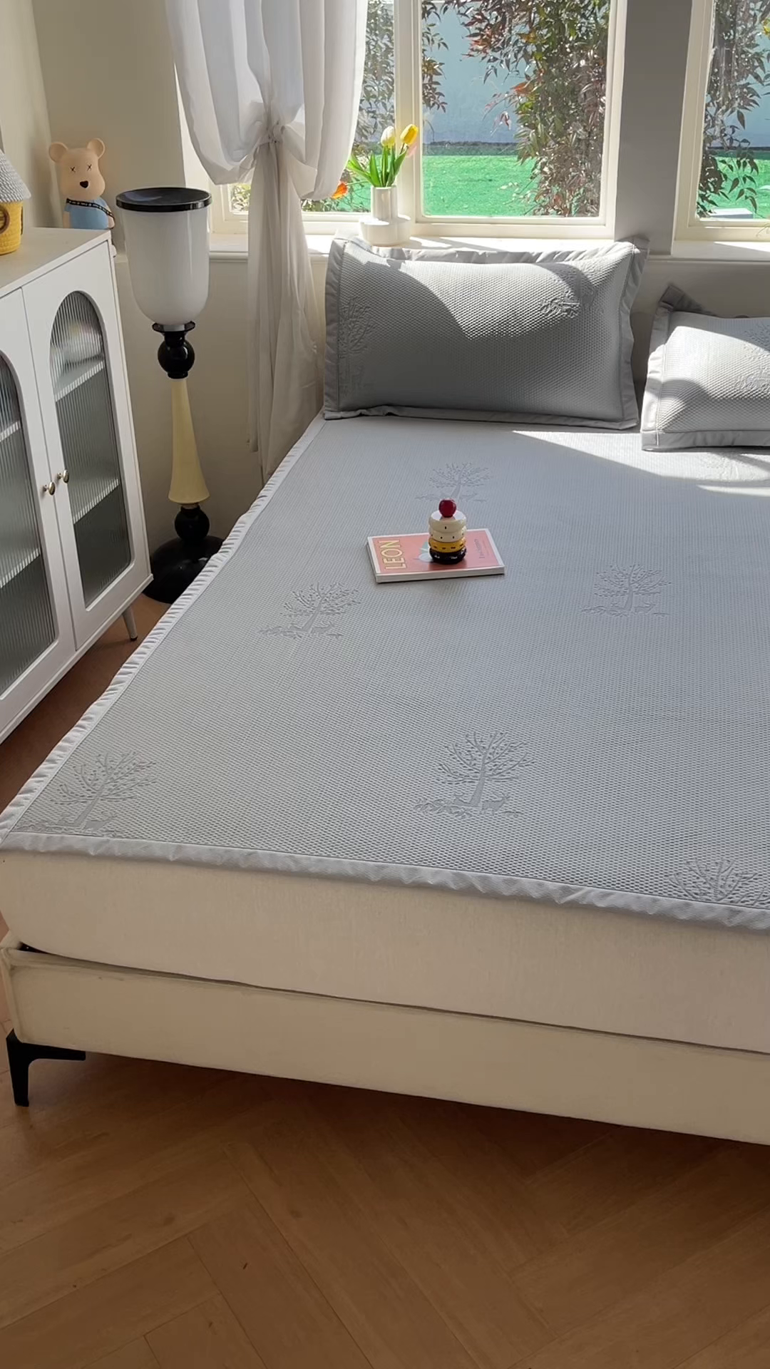 91家纺网 家纺一手货源 找家纺 梓之赫  2026新款凉感冰豆豆凉席平铺款复合三明治三件套-一鹿相随 一鹿相随-灰