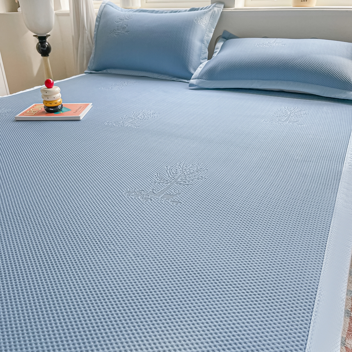 91家纺网 家纺一手货源 找家纺 梓之赫  2026新款凉感冰豆豆凉席平铺款复合三明治三件套-一鹿相随 一鹿相随-蓝