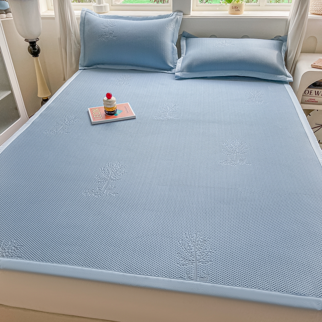 91家纺网 家纺一手货源 找家纺 梓之赫  2026新款凉感冰豆豆凉席平铺款复合三明治三件套-一鹿相随 一鹿相随-蓝