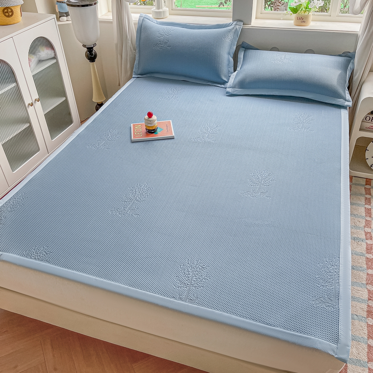 91家纺网 家纺一手货源 找家纺 梓之赫  2026新款凉感冰豆豆凉席平铺款复合三明治三件套-一鹿相随 一鹿相随-蓝