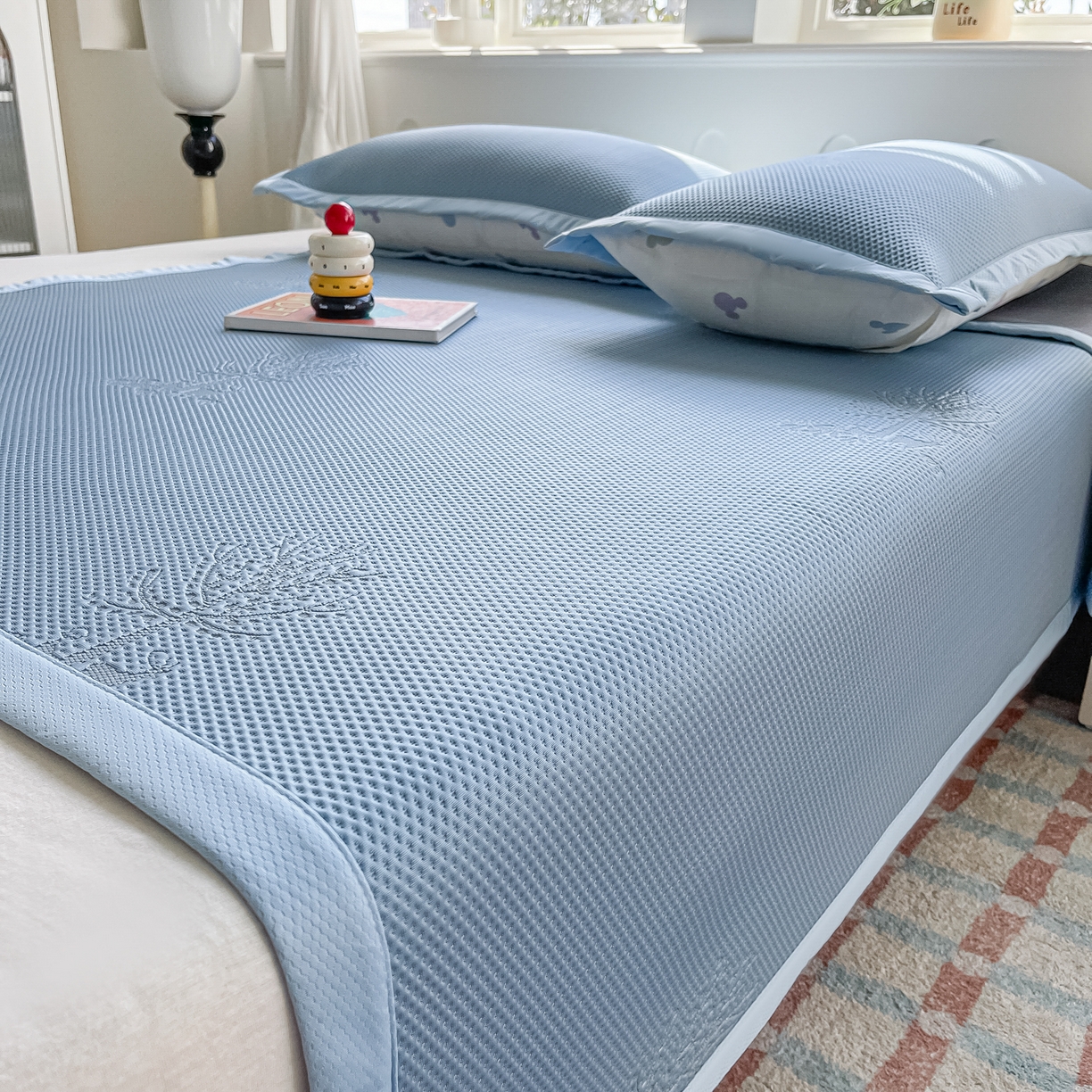 91家纺网 家纺一手货源 找家纺 梓之赫  2026新款凉感冰豆豆凉席平铺款复合三明治三件套-一鹿相随 一鹿相随-蓝