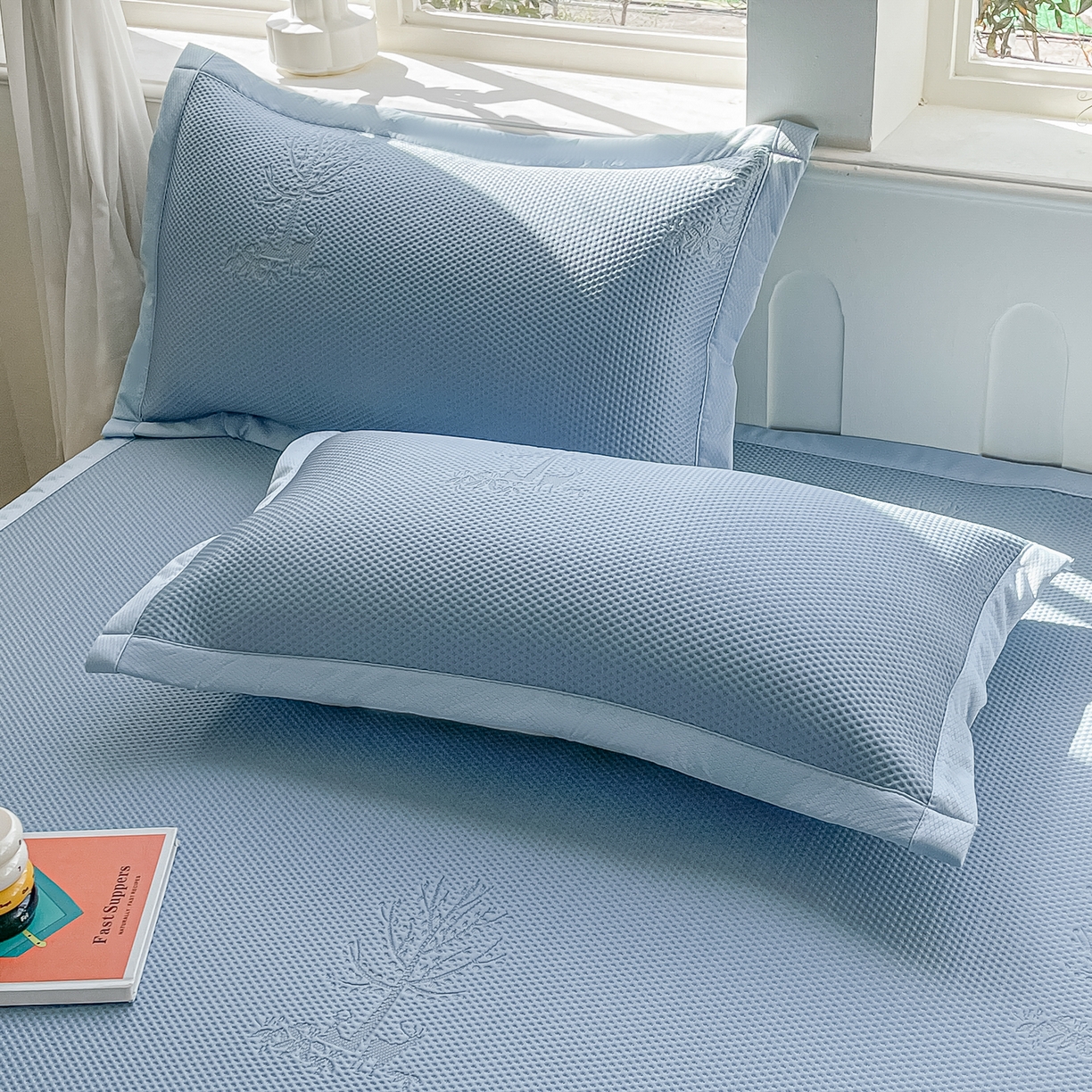 91家纺网 家纺一手货源 找家纺 梓之赫  2026新款凉感冰豆豆凉席平铺款复合三明治三件套-一鹿相随 一鹿相随-蓝