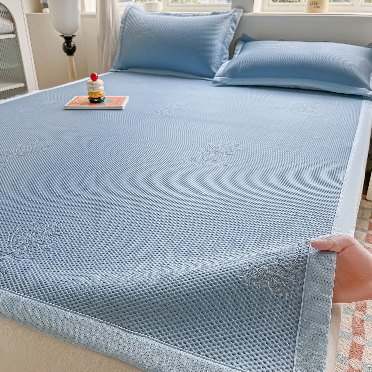 91家纺网 家纺一手货源 找家纺 梓之赫  2026新款凉感冰豆豆凉席平铺款复合三明治三件套-一鹿相随 一鹿相随-蓝