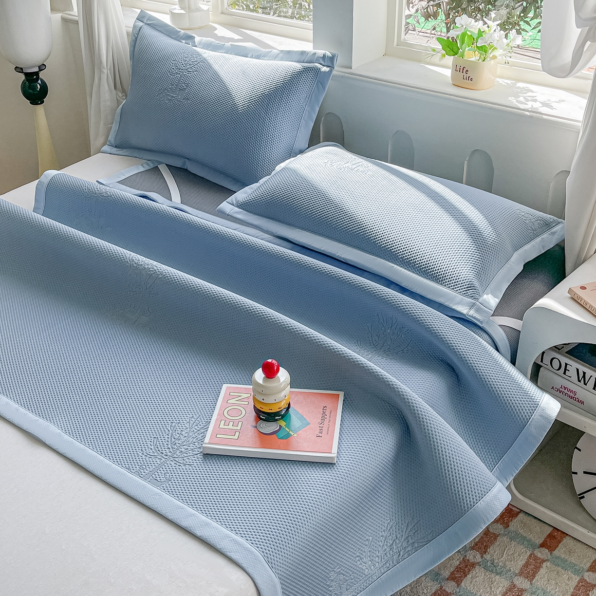 91家纺网 家纺一手货源 找家纺 梓之赫  2026新款凉感冰豆豆凉席平铺款复合三明治三件套-一鹿相随 一鹿相随-蓝