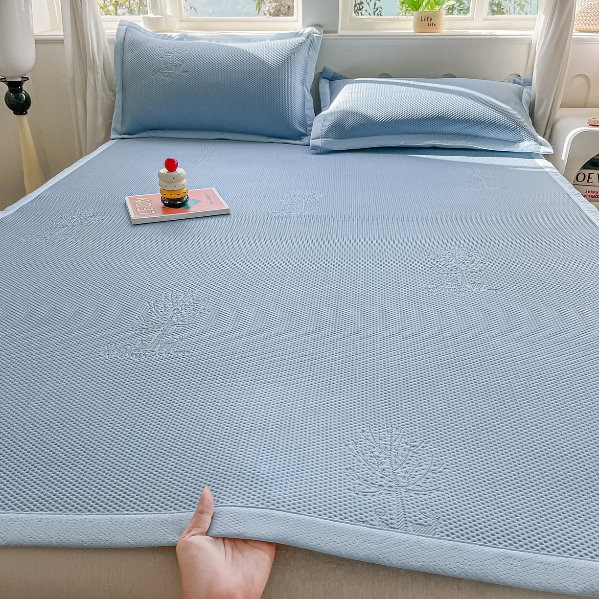 91家纺网 家纺一手货源 找家纺 梓之赫  2026新款凉感冰豆豆凉席平铺款复合三明治三件套-一鹿相随 一鹿相随-蓝