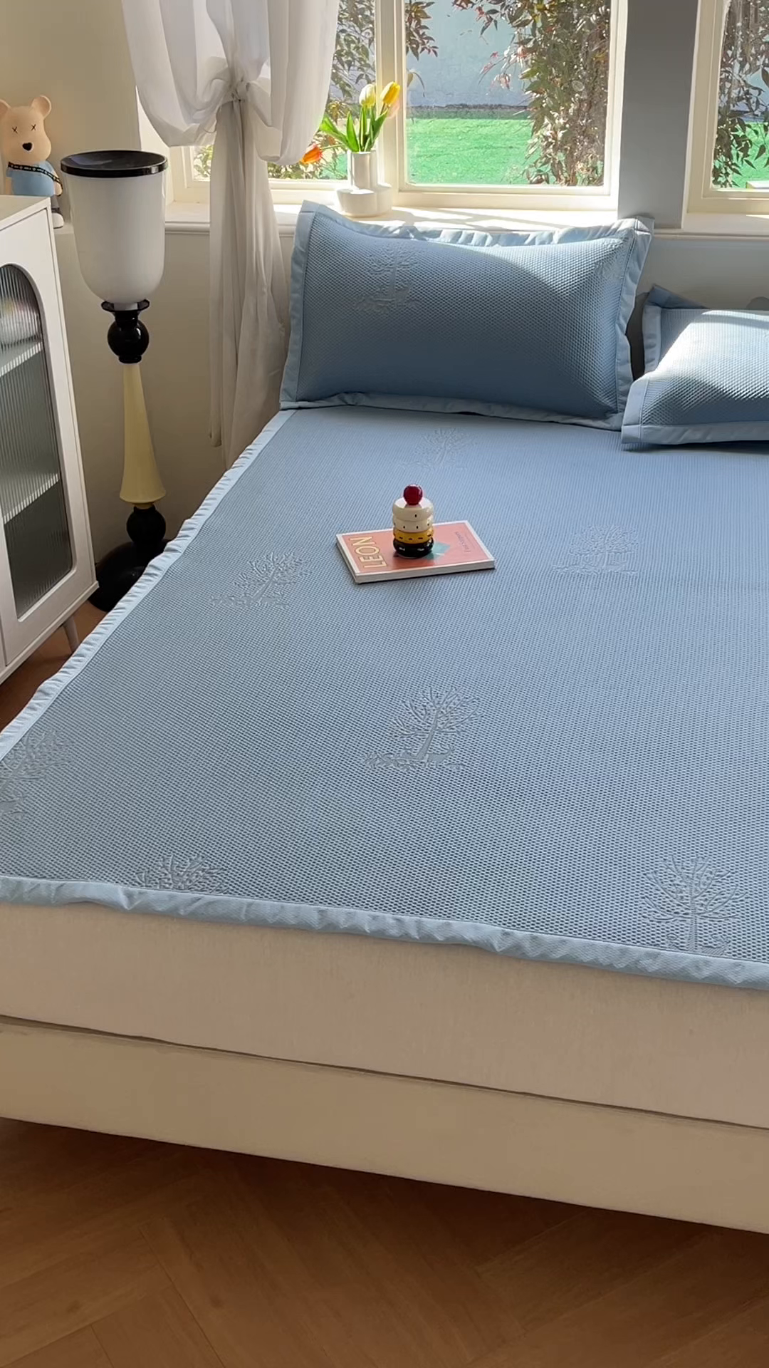 91家纺网 家纺一手货源 找家纺 梓之赫  2026新款凉感冰豆豆凉席平铺款复合三明治三件套-一鹿相随 一鹿相随-蓝