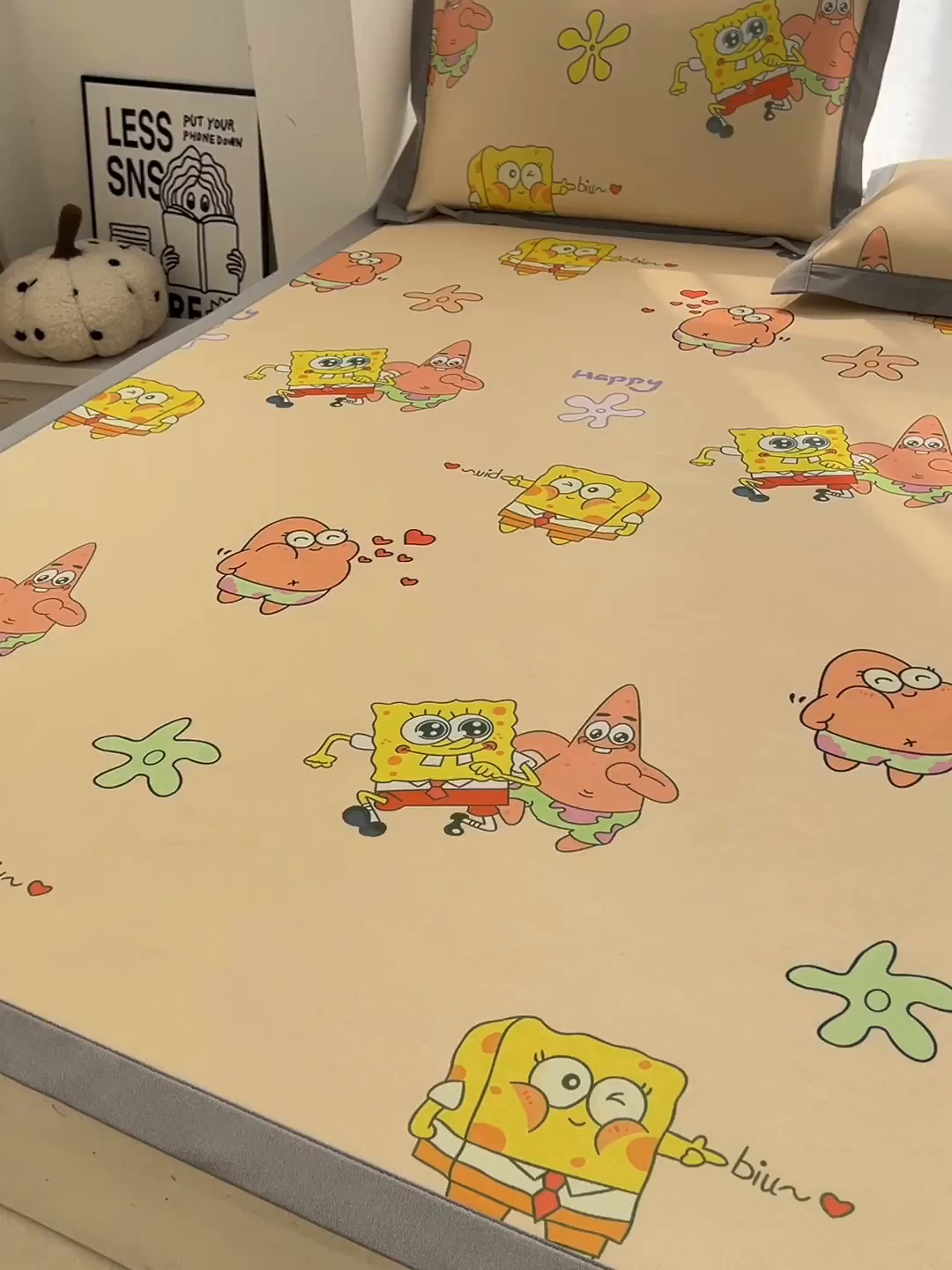 91家纺网 家纺一手货源 找家纺 云恋家纺 2026正版授权小版冰丝席卡通凉席三件套可折叠水洗软席子儿童单双人凉感空调席子 小版-嘟嘟海绵宝宝