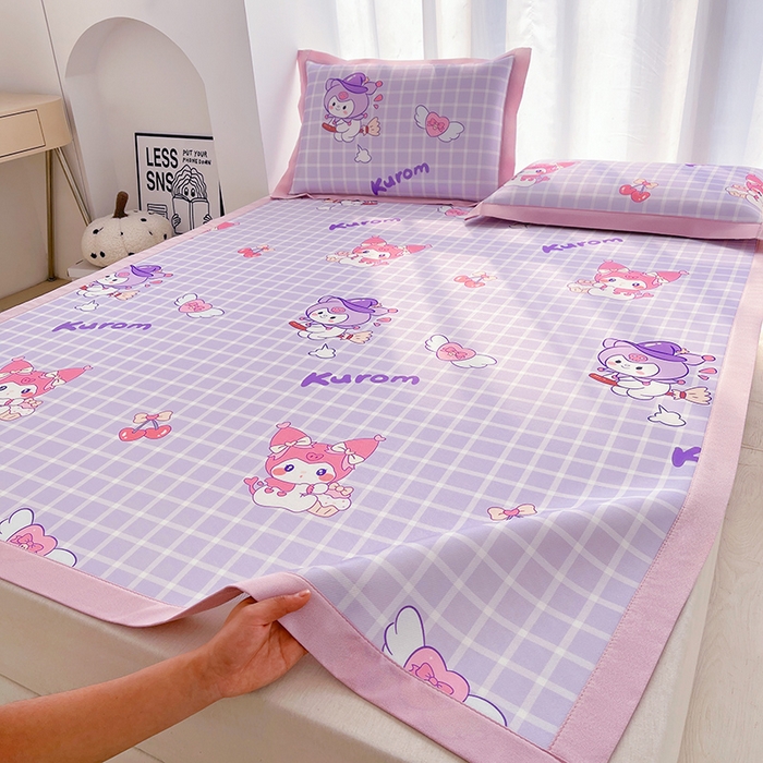 91家纺网 家纺一手货源 找家纺 云恋家纺 2026正版授权小版冰丝席卡通凉席三件套可折叠水洗软席子儿童单双人凉感空调席子 小版-格格库洛米