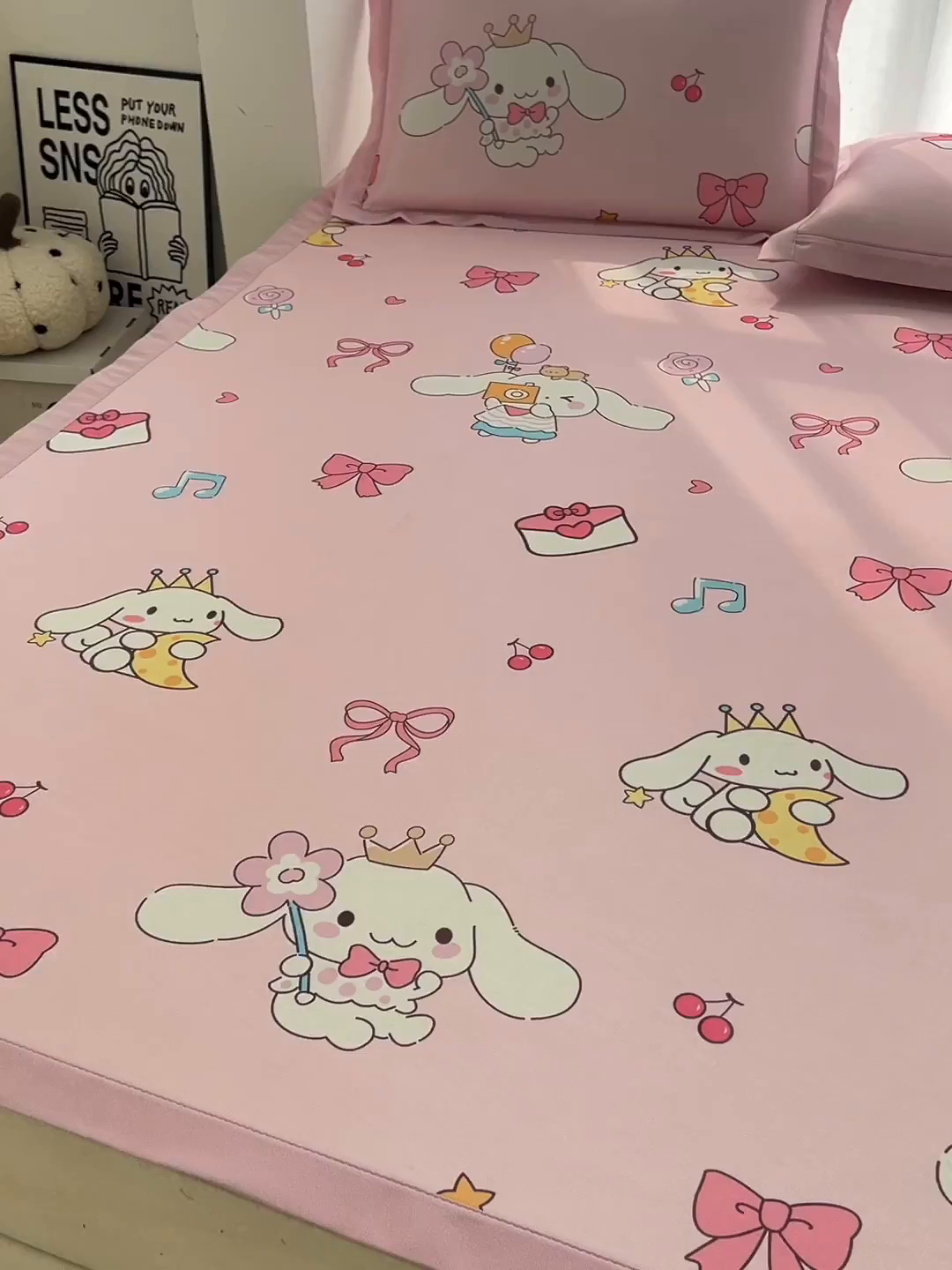 91家纺网 家纺一手货源 找家纺 云恋家纺 2026正版授权小版冰丝席卡通凉席三件套可折叠水洗软席子儿童单双人凉感空调席子 小版-蝴蝶结大耳狗